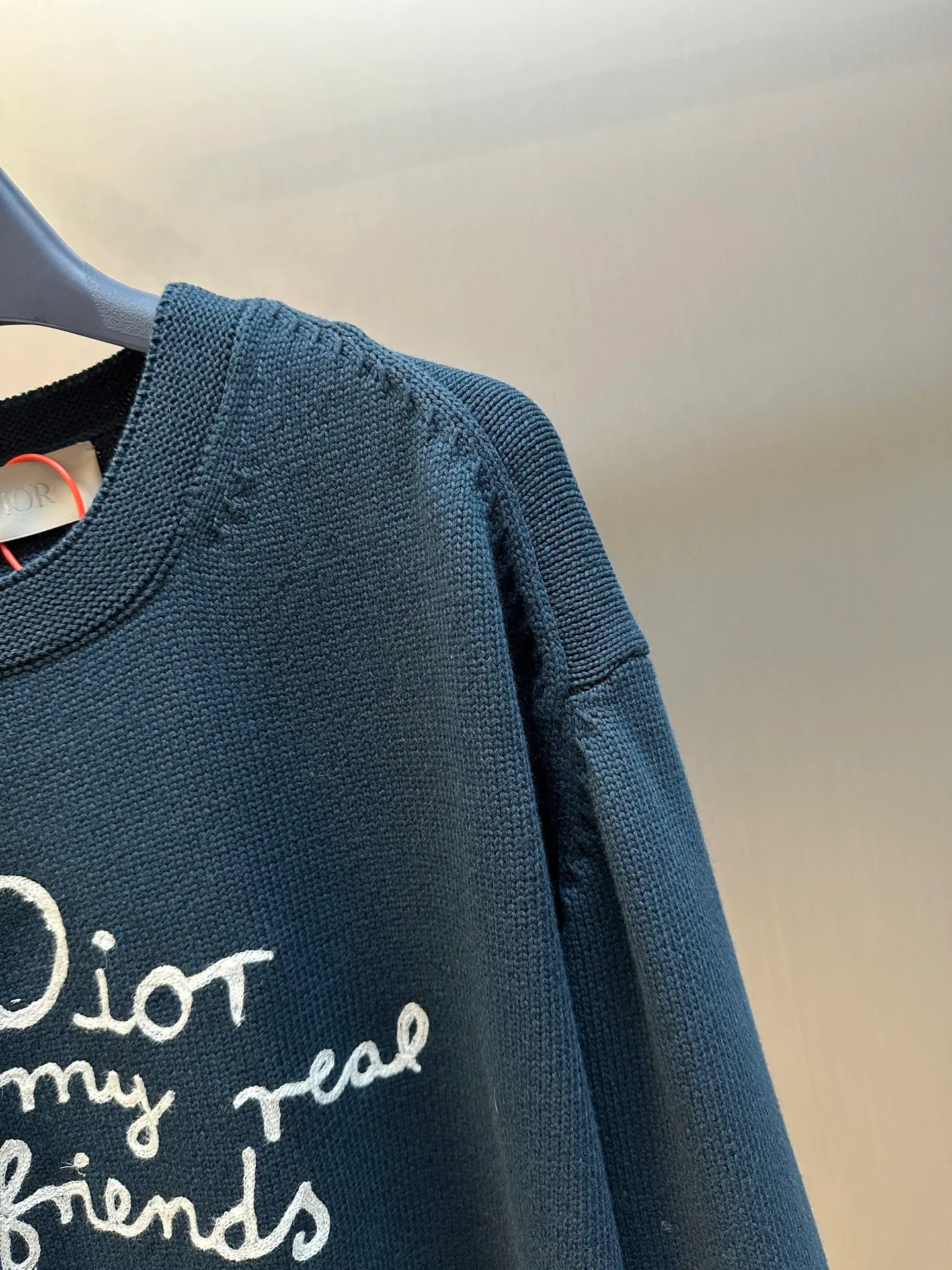 🅿️480 Dior embroidered knitted long-sleeved sweater. Made of custom-made premium cotton, nylon and wool blended knitted fabrics. The neat "Dior For My Real Friends" statement on the chest is presented with terry embroidery, forming a subtle layer of texture, making the words a flowing brand emblem.  It adopts towel embroidery technology, a traditional hand-made embroidery technology, which uses needle method to embroider. It is completed by changing the hooking action of a special machine head, and the coils are interlocked one by one, thus bringing a towel-like texture and effect.  Curved thread structure, by changing the stitching method and the arrangement of yarns during the knitting process, makes the yarns present a curved distribution in the fabric.  size：s m l xl