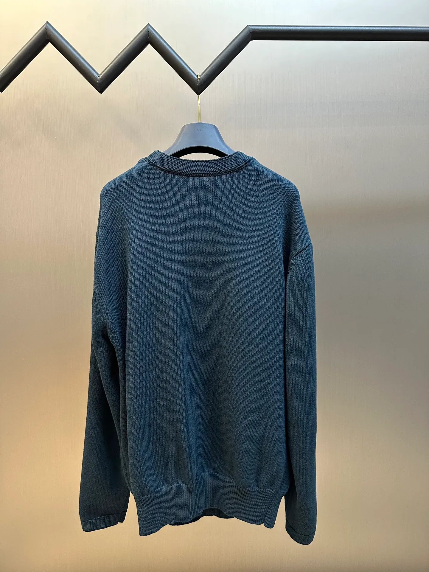 🅿️480 Dior embroidered knitted long-sleeved sweater. Made of custom-made premium cotton, nylon and wool blended knitted fabrics. The neat "Dior For My Real Friends" statement on the chest is presented with terry embroidery, forming a subtle layer of texture, making the words a flowing brand emblem.  It adopts towel embroidery technology, a traditional hand-made embroidery technology, which uses needle method to embroider. It is completed by changing the hooking action of a special machine head, and the coils are interlocked one by one, thus bringing a towel-like texture and effect.  Curved thread structure, by changing the stitching method and the arrangement of yarns during the knitting process, makes the yarns present a curved distribution in the fabric.  size：s m l xl