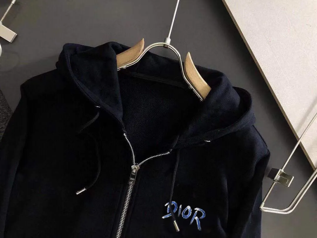 🅿️420 [DIOR Dior] (Fat Man Gospel) hot-selling suit is coming. Focus on the original version of the official website. 2025 new hot-selling cardigan sweater suit. The original order is the best product. 🇭🇰The meticulous work of top designers is dedicated to a fitting and perfect upper body effect. All-natural high-quality Roman cotton 100%, close-fitting comfort, noble and elegant! Original hardware embodies elegance and nobility! Counter size: M-5XL (maximum wear up to 220 pounds)