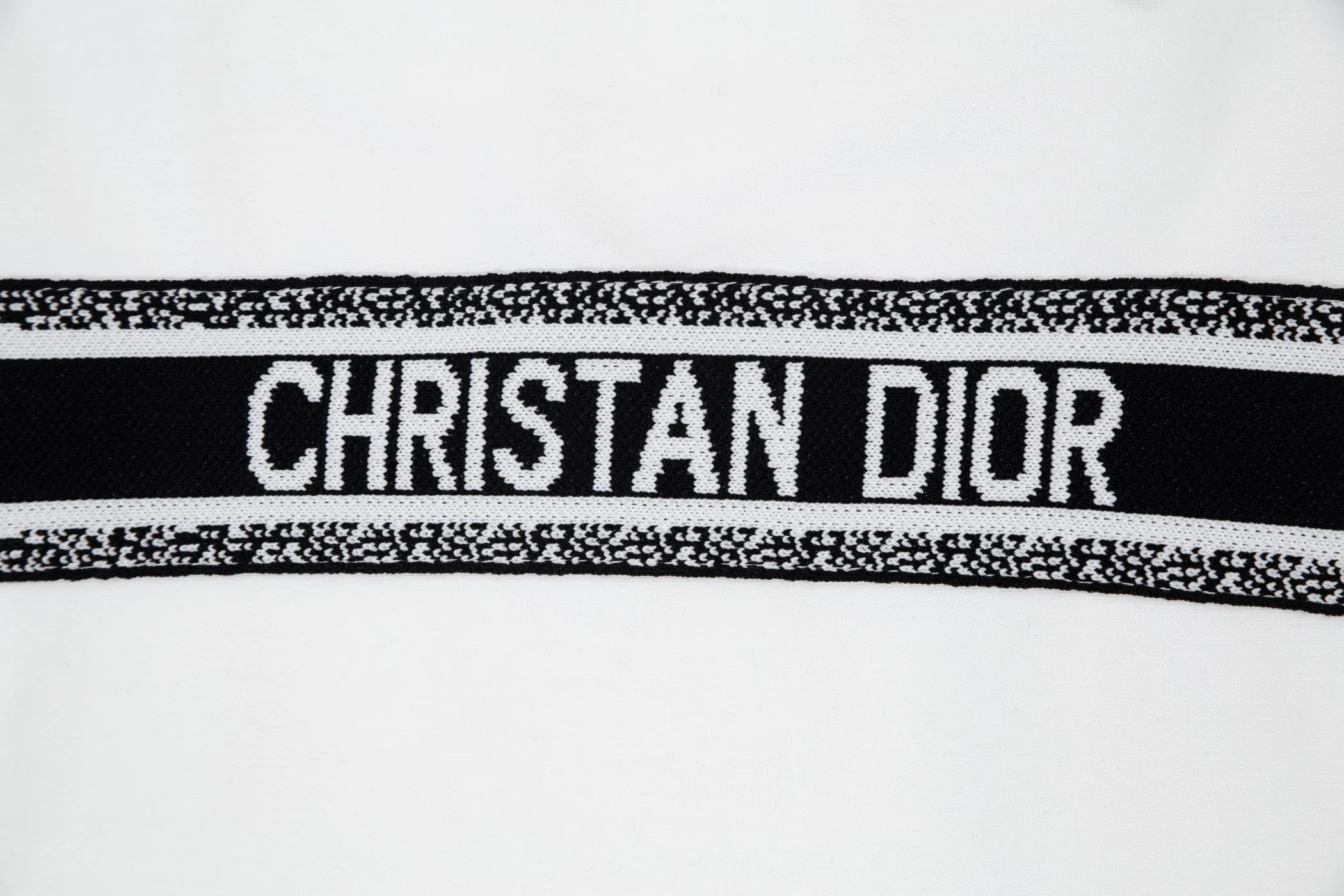 🅿️190 24SS new Dior knitted shorts, customized fabric, knitting technology and embroidered logo. The version is tight and three-dimensional, with straight stripe splicing. The customized trouser cord hardware has strong texture and smoothness. The upper body is comfortable and breathable. The concave and convex three-dimensional sense makes it suitable for fashionable and casual wear. Color: black and white. Size: M-4XL