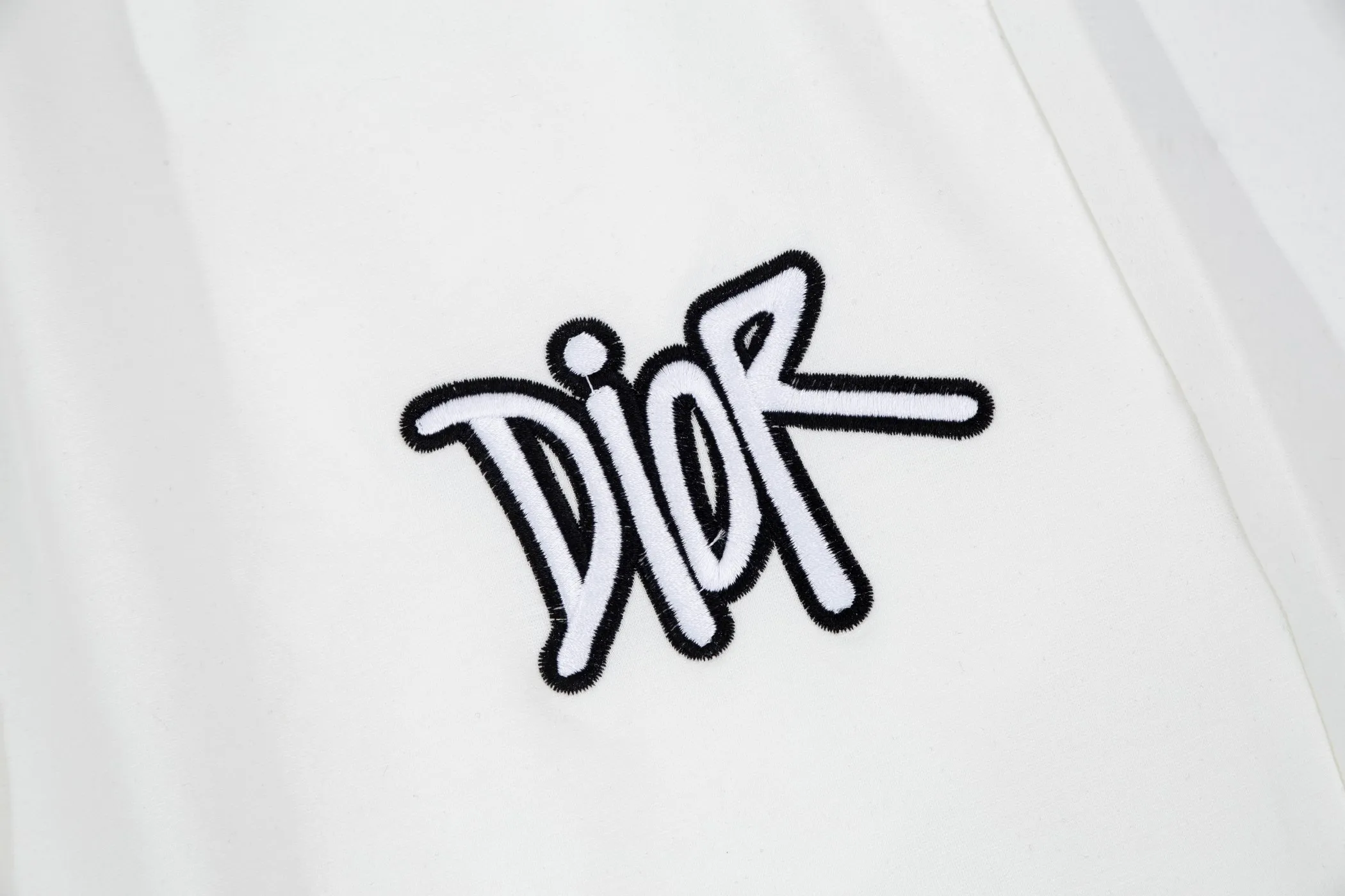 🅿️190 24SS new Dior knitted shorts, customized fabric, knitting technology and embroidered logo. The version is tight and three-dimensional, with straight stripe splicing. The customized trouser cord hardware has strong texture and smoothness. The upper body is comfortable and breathable. The concave and convex three-dimensional sense makes it suitable for fashionable and casual wear. Color: black and white. Size: M-4XL
