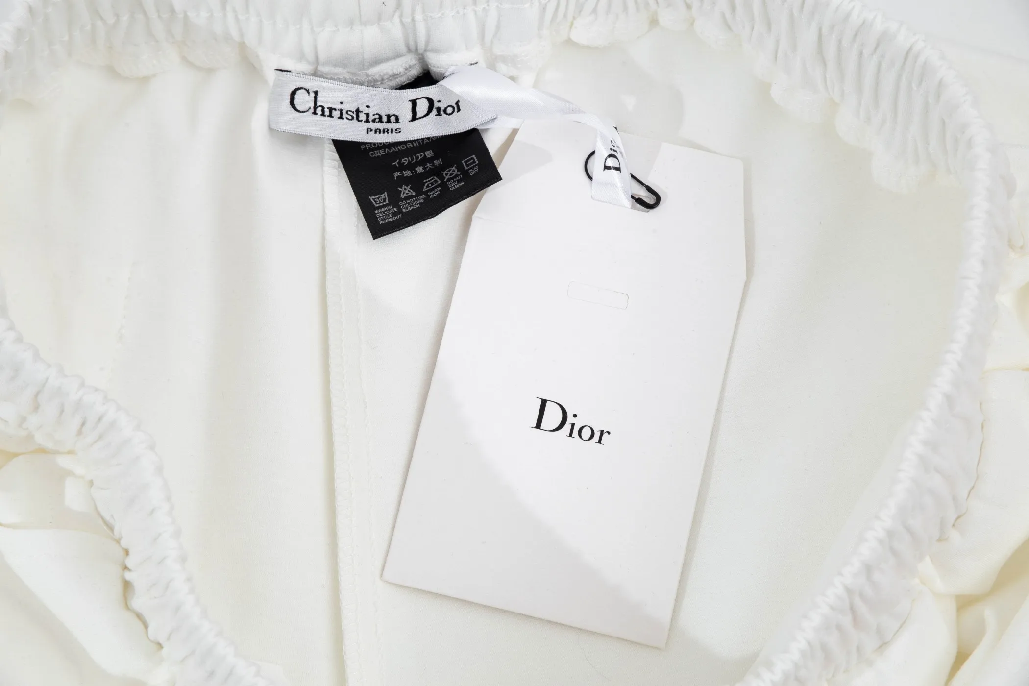 🅿️190 24SS new Dior knitted shorts, customized fabric, knitting technology and embroidered logo. The version is tight and three-dimensional, with straight stripe splicing. The customized trouser cord hardware has strong texture and smoothness. The upper body is comfortable and breathable. The concave and convex three-dimensional sense makes it suitable for fashionable and casual wear. Color: black and white. Size: M-4XL