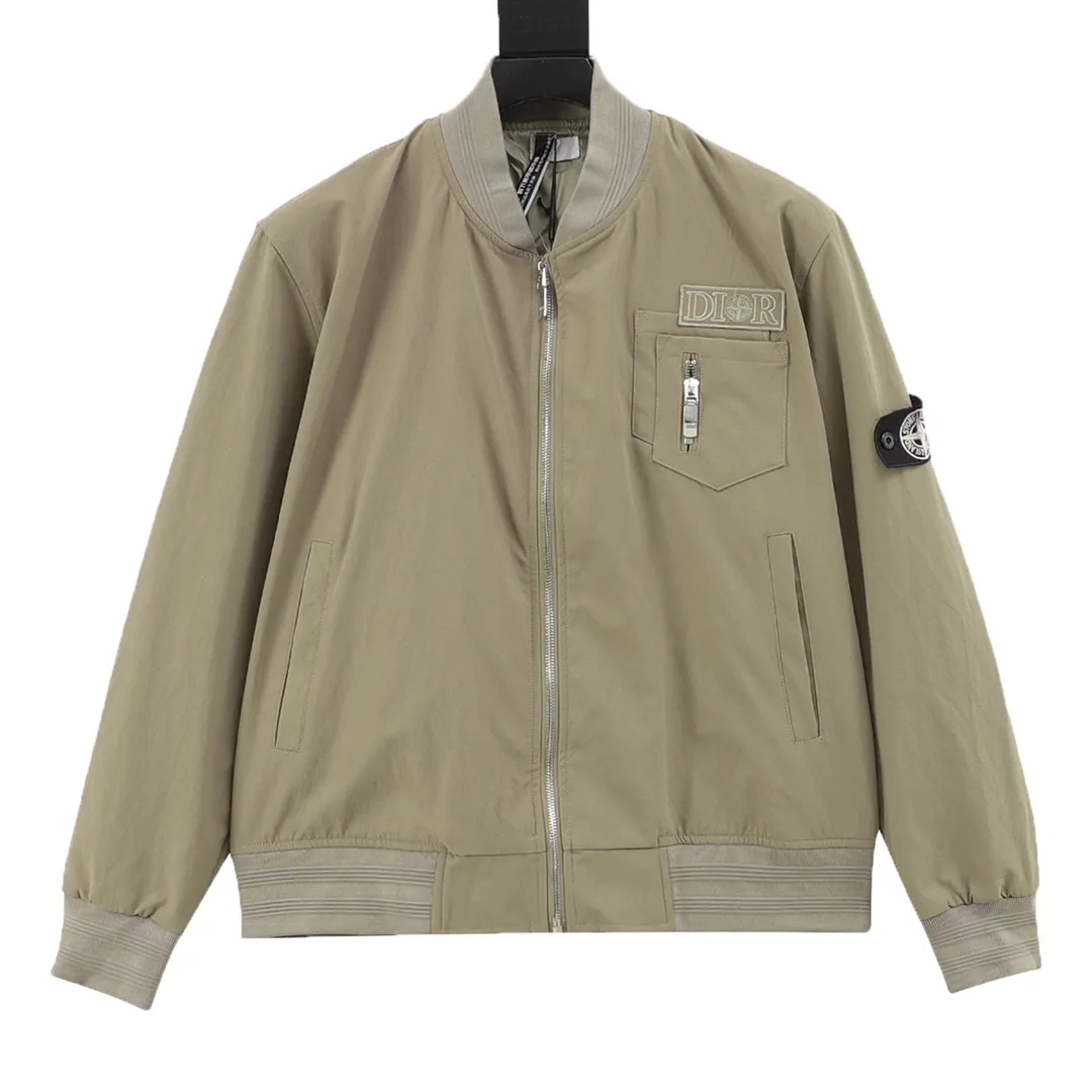 🅿️550 Dior & Stone Island co-branded baseball jacket with embroidered letters. It is made of custom-dyed pure cotton blended material. The texture is very soft. It also has a layer of blended material lining inside, which is comfortable and breathable. Tajima embroidery technology and superimposed printing technology have an extremely high defective rate. The gloss and texture of the embroidery are compared to the original, and the details are in place. Hidden hood design, refer to the upper body picture. Customized logo hardware accessories, original customized collar label and wash mark. It is a loose version with a wider effect, and a loose upper body has the best effect. Neutral design. Size：XS-L