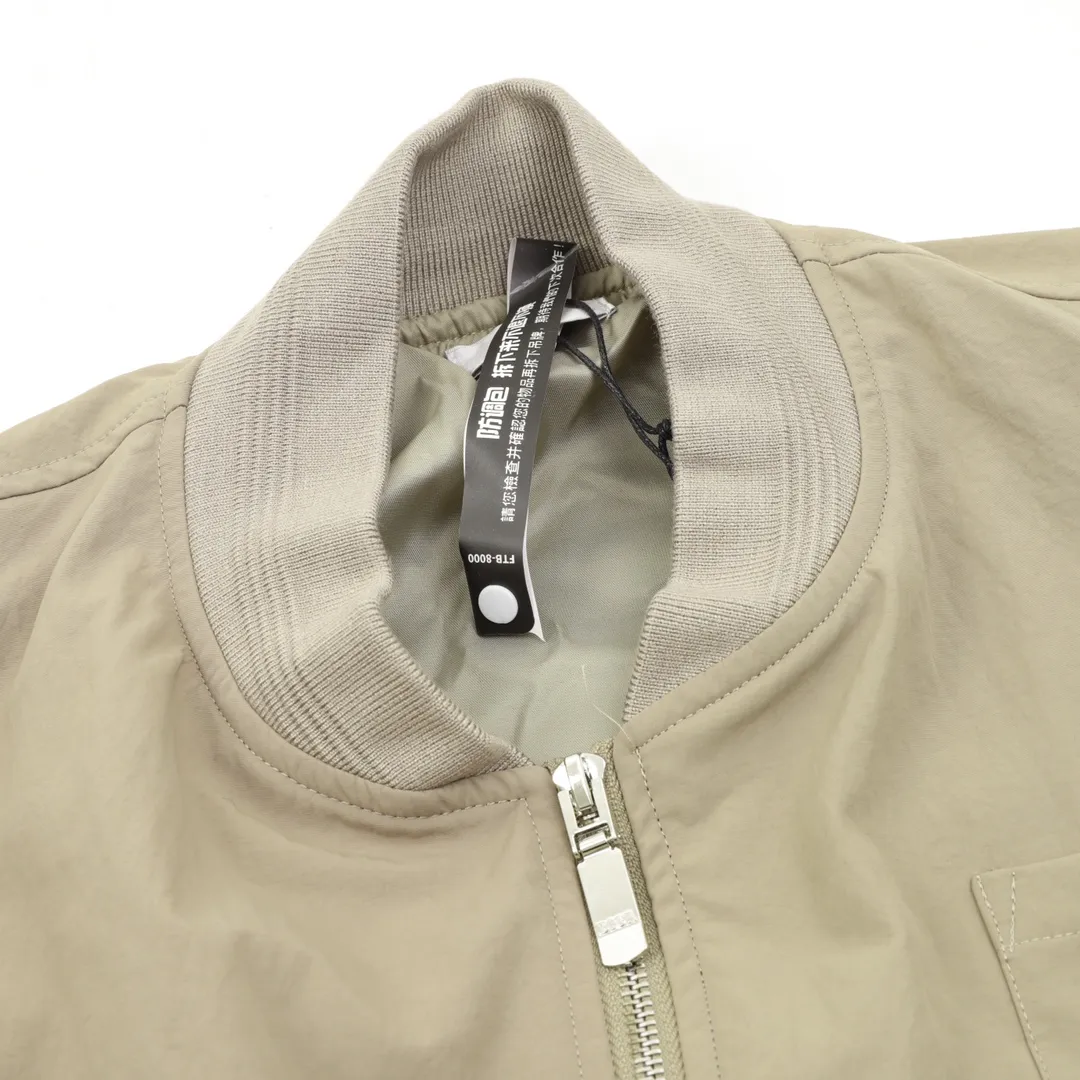 🅿️550 Dior & Stone Island co-branded baseball jacket with embroidered letters. It is made of custom-dyed pure cotton blended material. The texture is very soft. It also has a layer of blended material lining inside, which is comfortable and breathable. Tajima embroidery technology and superimposed printing technology have an extremely high defective rate. The gloss and texture of the embroidery are compared to the original, and the details are in place. Hidden hood design, refer to the upper body picture. Customized logo hardware accessories, original customized collar label and wash mark. It is a loose version with a wider effect, and a loose upper body has the best effect. Neutral design. Size：XS-L