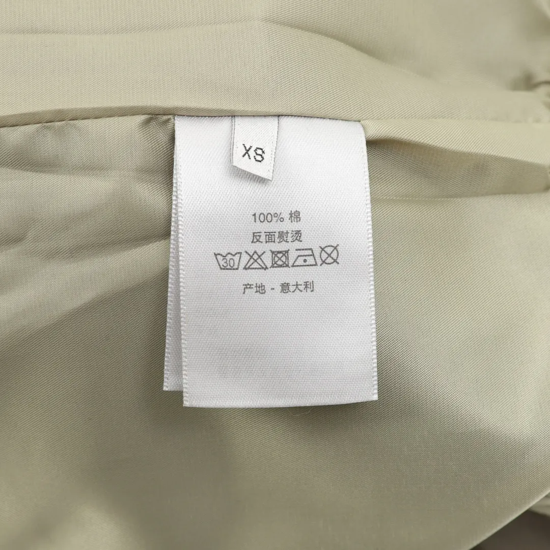 🅿️550 Dior & Stone Island co-branded baseball jacket with embroidered letters. It is made of custom-dyed pure cotton blended material. The texture is very soft. It also has a layer of blended material lining inside, which is comfortable and breathable. Tajima embroidery technology and superimposed printing technology have an extremely high defective rate. The gloss and texture of the embroidery are compared to the original, and the details are in place. Hidden hood design, refer to the upper body picture. Customized logo hardware accessories, original customized collar label and wash mark. It is a loose version with a wider effect, and a loose upper body has the best effect. Neutral design. Size：XS-L