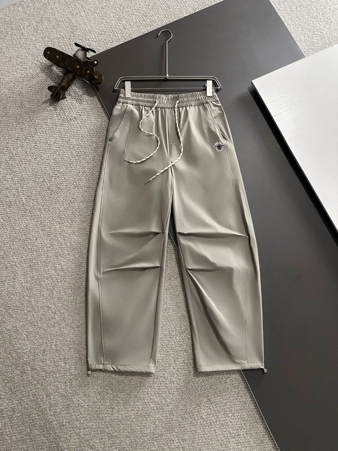 🅿️390 next day shipping DIOR 2025 spring and summer new elastic band casual pants, thin counter custom fabrics, high breathability and comfort, impeccable details, brand element design concept, reflecting high quality. It feels delicate and soft! It presents a casual cut and the upper body shape is great! Size: M-4XL