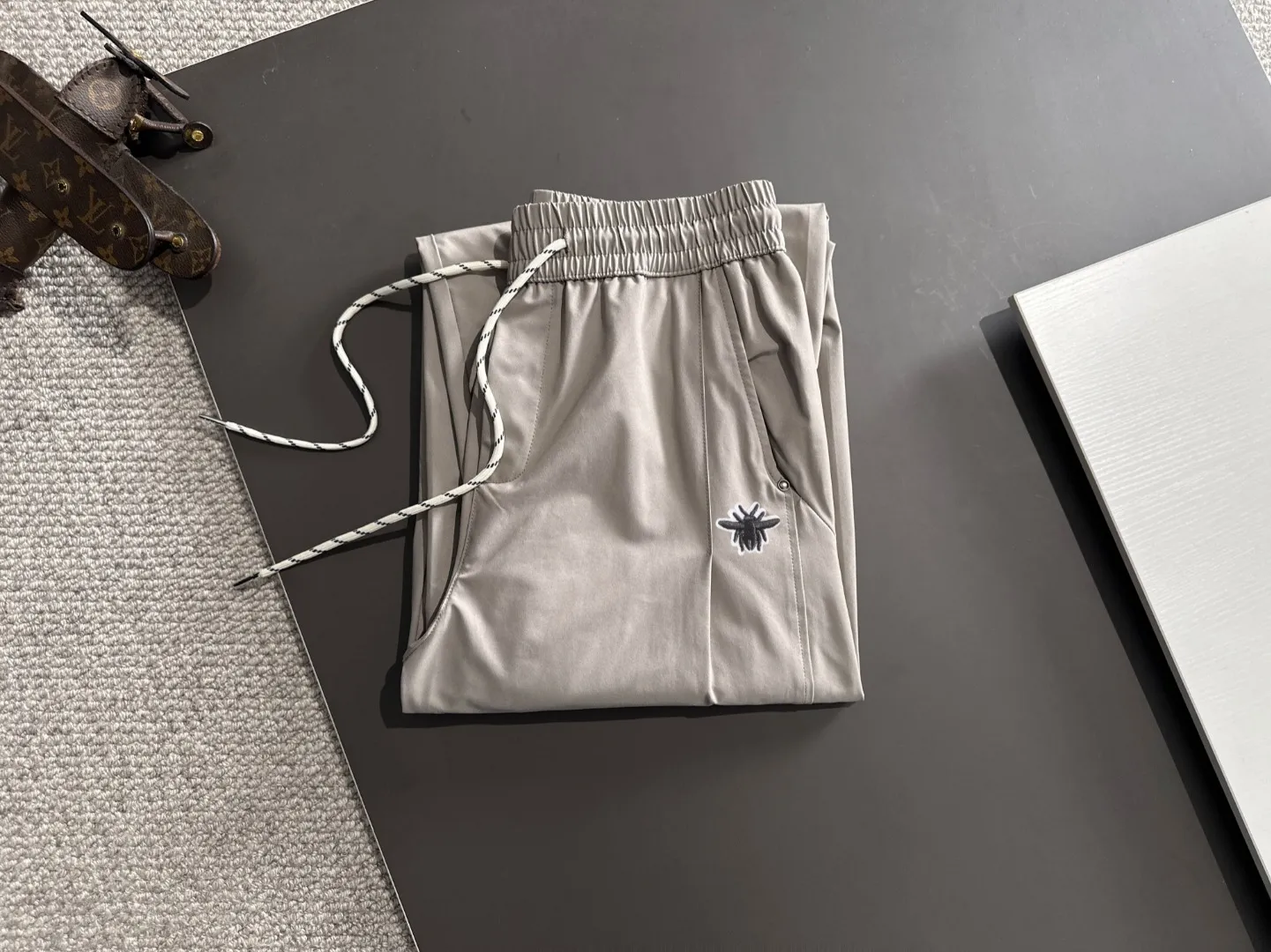 🅿️390 next day shipping DIOR 2025 spring and summer new elastic band casual pants, thin counter custom fabrics, high breathability and comfort, impeccable details, brand element design concept, reflecting high quality. It feels delicate and soft! It presents a casual cut and the upper body shape is great! Size: M-4XL