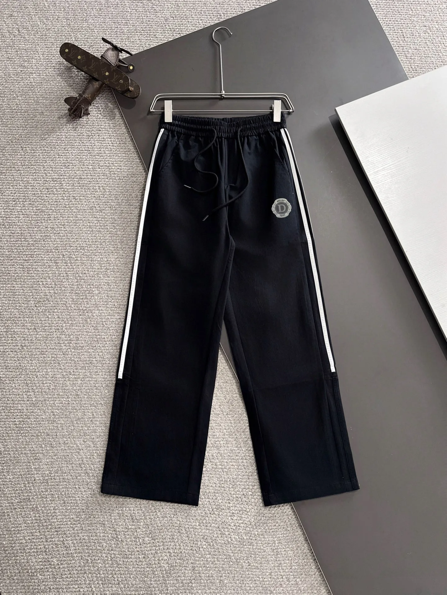 🅿️380 next day shipping Dior 2025 spring and summer new elastic band casual pants, thin counter custom fabrics, high breathability and comfort, impeccable details, brand element design concept, reflecting high quality. It feels delicate and soft! It presents a casual cut and the upper body shape is great! Size: M-4XL