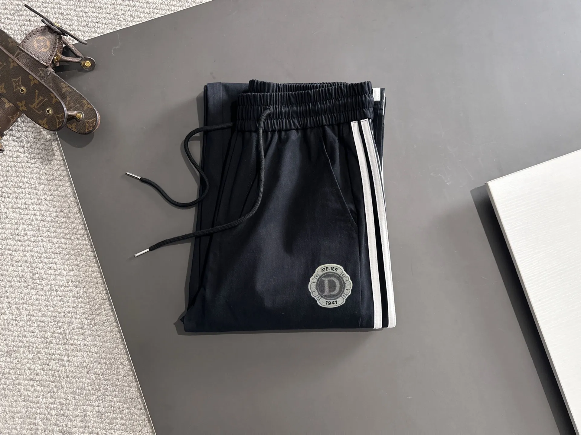 🅿️380 next day shipping Dior 2025 spring and summer new elastic band casual pants, thin counter custom fabrics, high breathability and comfort, impeccable details, brand element design concept, reflecting high quality. It feels delicate and soft! It presents a casual cut and the upper body shape is great! Size: M-4XL