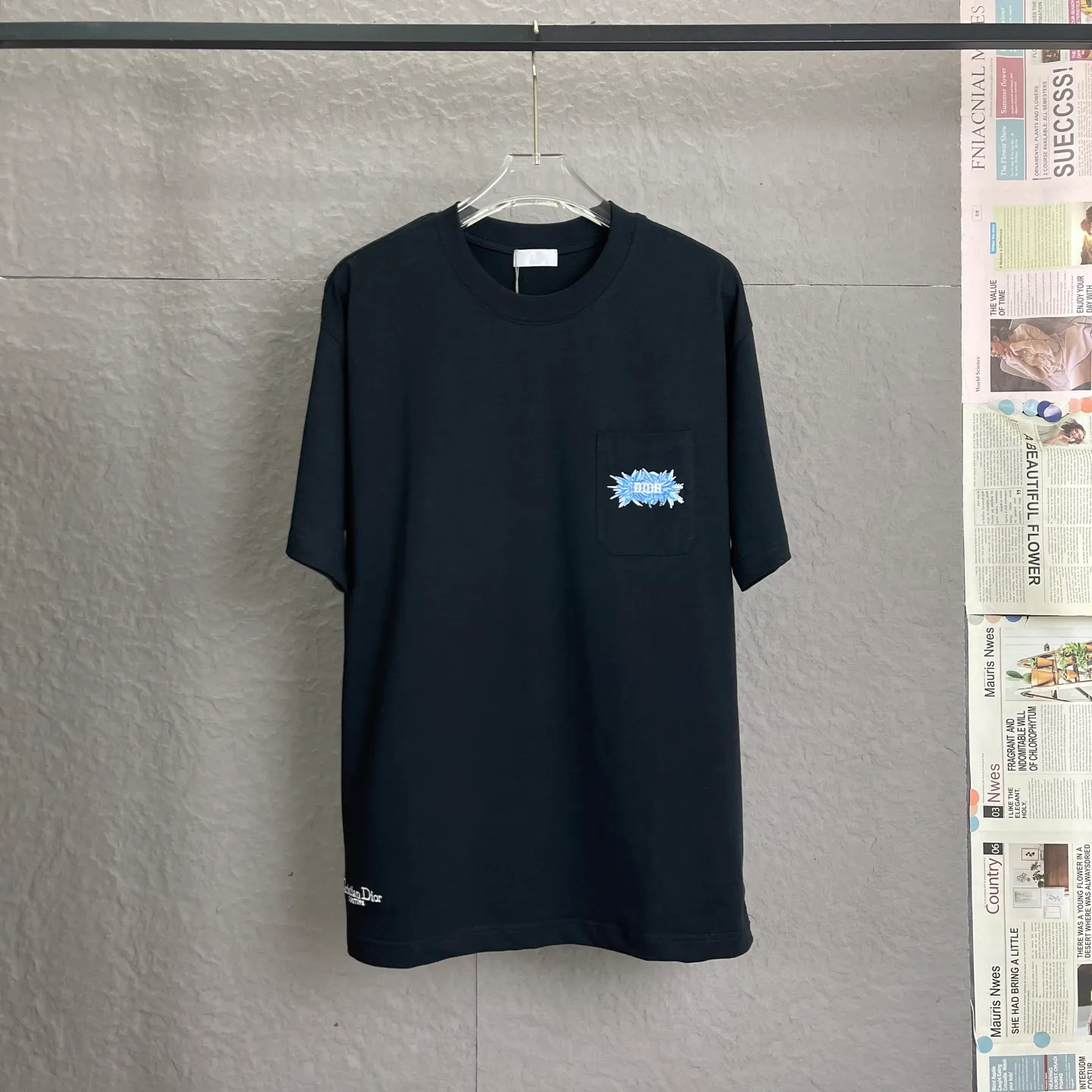 🅿️190 /A90 DIOR Dior fabric upgrade, using 300 grams of fabric, 25 new styles, pocket embroidery, high-end craftsmanship, exclusive for new models, same style for men and women, casual loose fit short sleeves, high-end customization, high version, fashionable and versatile, imported fabrics, super soft and delicate feel, skin-friendly and comfortable to wear, high-end boutique High-temperature washing process to ensure that it does not deform or shrink. It is a comfortable and beautiful piece for summer wear! A must-have item for beauty and age reduction! The surface is super fine and smooth, uniform, delicate and soft. It is comfortable to wear and can easily create a cool summer feel. It is easy to hold the upper body and become the focus of the street in minutes. Color: Black and White Size: S-XL