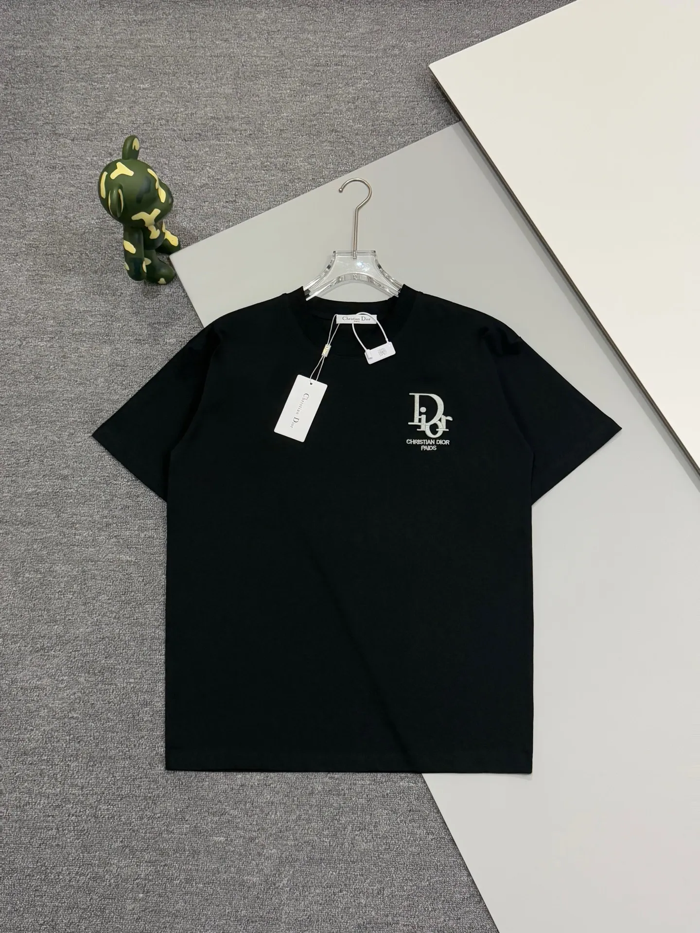 🅿️190 [High Quality] Dior letter embroidery🪡Back panel jacquard patchwork logo embroidery is exquisitely upgraded, inspired by the original retro fabrics of the 1980s. Official version. Customized short-sleeved T-shirt 280g same vat dyed fabric. Very comfortable to touch. Synchronized with brick cabinets in spring and summer. Fashionable and individual. Super versatile and good-looking. Very suitable for both men and women. Must-have style. Tag. Collar label. Washed wheat. Complete with three labels. Color: white black. Size: S to xL