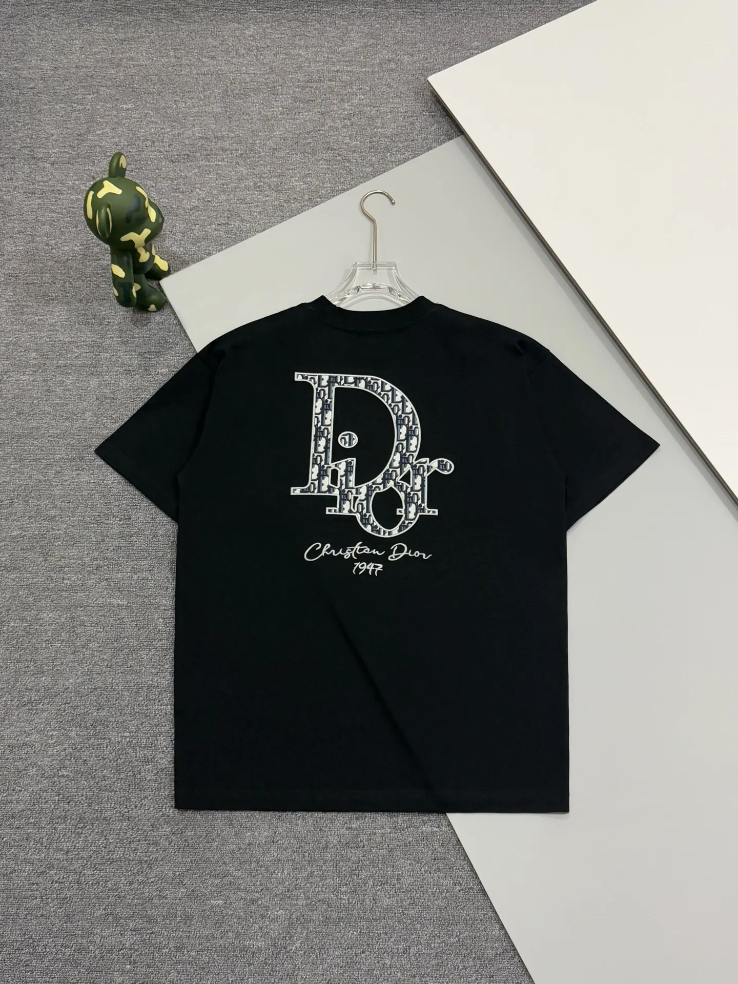 🅿️190 [High Quality] Dior letter embroidery🪡Back panel jacquard patchwork logo embroidery is exquisitely upgraded, inspired by the original retro fabrics of the 1980s. Official version. Customized short-sleeved T-shirt 280g same vat dyed fabric. Very comfortable to touch. Synchronized with brick cabinets in spring and summer. Fashionable and individual. Super versatile and good-looking. Very suitable for both men and women. Must-have style. Tag. Collar label. Washed wheat. Complete with three labels. Color: white black. Size: S to xL