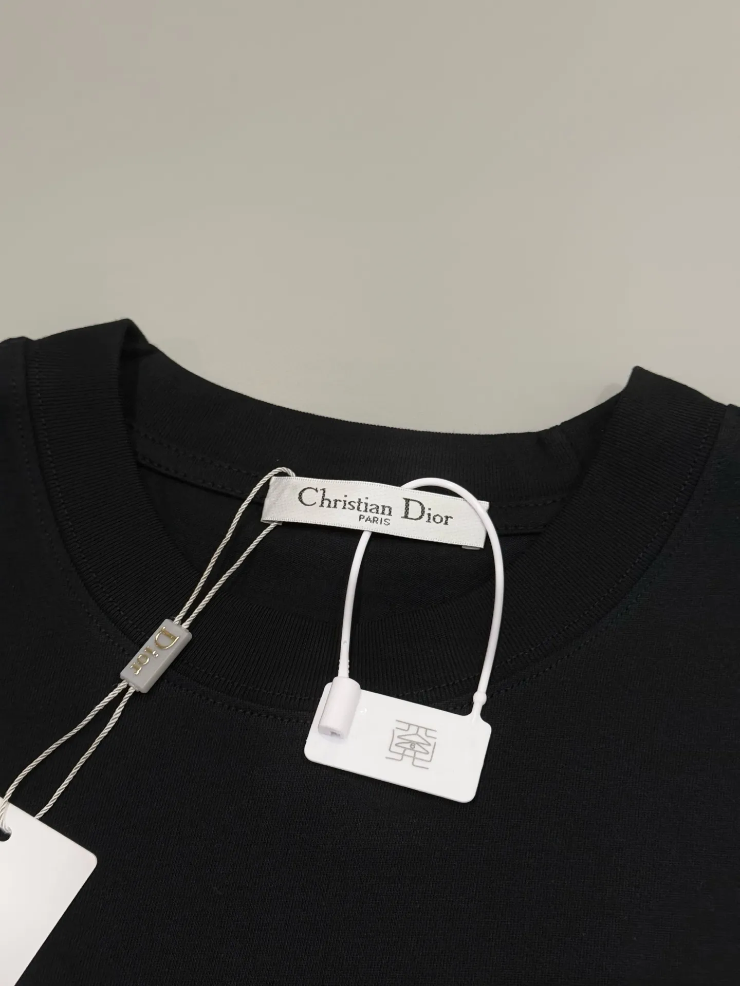🅿️190 [High Quality] Dior letter embroidery🪡Back panel jacquard patchwork logo embroidery is exquisitely upgraded, inspired by the original retro fabrics of the 1980s. Official version. Customized short-sleeved T-shirt 280g same vat dyed fabric. Very comfortable to touch. Synchronized with brick cabinets in spring and summer. Fashionable and individual. Super versatile and good-looking. Very suitable for both men and women. Must-have style. Tag. Collar label. Washed wheat. Complete with three labels. Color: white black. Size: S to xL