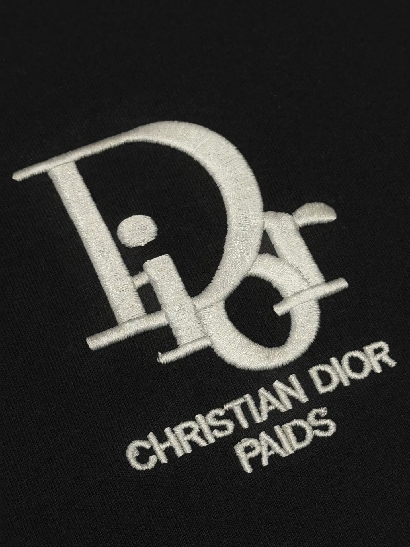 🅿️190 [High Quality] Dior letter embroidery🪡Back panel jacquard patchwork logo embroidery is exquisitely upgraded, inspired by the original retro fabrics of the 1980s. Official version. Customized short-sleeved T-shirt 280g same vat dyed fabric. Very comfortable to touch. Synchronized with brick cabinets in spring and summer. Fashionable and individual. Super versatile and good-looking. Very suitable for both men and women. Must-have style. Tag. Collar label. Washed wheat. Complete with three labels. Color: white black. Size: S to xL