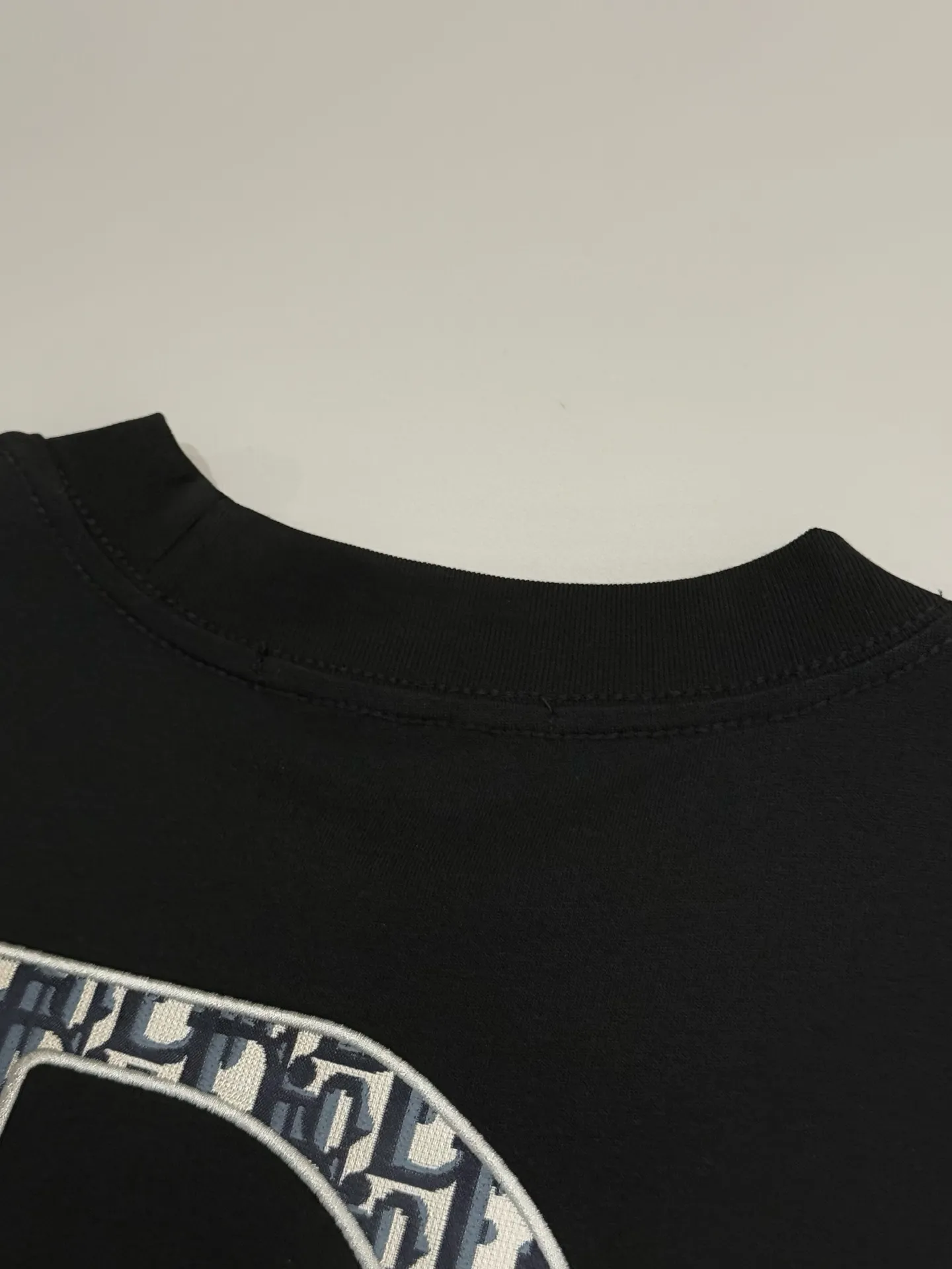 🅿️190 [High Quality] Dior letter embroidery🪡Back panel jacquard patchwork logo embroidery is exquisitely upgraded, inspired by the original retro fabrics of the 1980s. Official version. Customized short-sleeved T-shirt 280g same vat dyed fabric. Very comfortable to touch. Synchronized with brick cabinets in spring and summer. Fashionable and individual. Super versatile and good-looking. Very suitable for both men and women. Must-have style. Tag. Collar label. Washed wheat. Complete with three labels. Color: white black. Size: S to xL