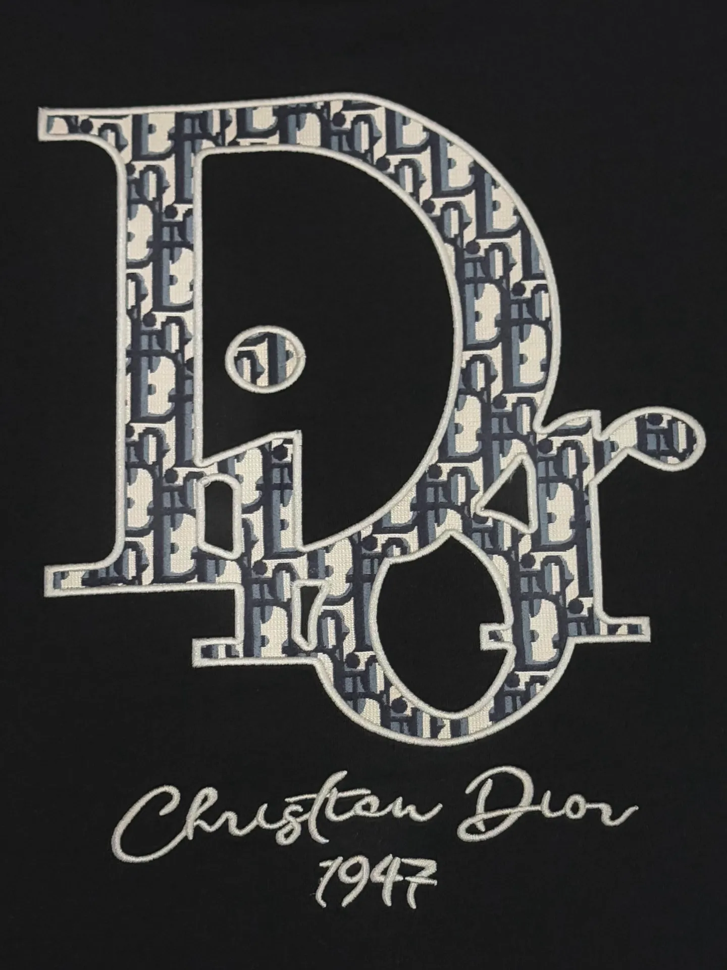 🅿️190 [High Quality] Dior letter embroidery🪡Back panel jacquard patchwork logo embroidery is exquisitely upgraded, inspired by the original retro fabrics of the 1980s. Official version. Customized short-sleeved T-shirt 280g same vat dyed fabric. Very comfortable to touch. Synchronized with brick cabinets in spring and summer. Fashionable and individual. Super versatile and good-looking. Very suitable for both men and women. Must-have style. Tag. Collar label. Washed wheat. Complete with three labels. Color: white black. Size: S to xL