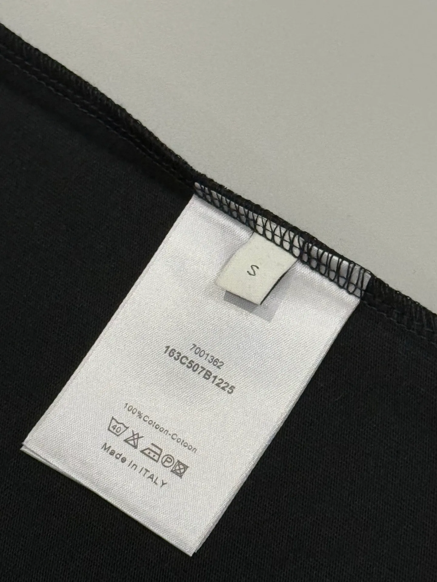 🅿️190 [High Quality] Dior letter embroidery🪡Back panel jacquard patchwork logo embroidery is exquisitely upgraded, inspired by the original retro fabrics of the 1980s. Official version. Customized short-sleeved T-shirt 280g same vat dyed fabric. Very comfortable to touch. Synchronized with brick cabinets in spring and summer. Fashionable and individual. Super versatile and good-looking. Very suitable for both men and women. Must-have style. Tag. Collar label. Washed wheat. Complete with three labels. Color: white black. Size: S to xL