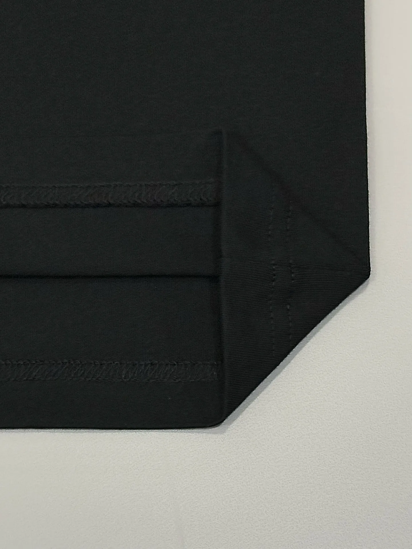 🅿️190 [High Quality] Dior letter embroidery🪡Back panel jacquard patchwork logo embroidery is exquisitely upgraded, inspired by the original retro fabrics of the 1980s. Official version. Customized short-sleeved T-shirt 280g same vat dyed fabric. Very comfortable to touch. Synchronized with brick cabinets in spring and summer. Fashionable and individual. Super versatile and good-looking. Very suitable for both men and women. Must-have style. Tag. Collar label. Washed wheat. Complete with three labels. Color: white black. Size: S to xL