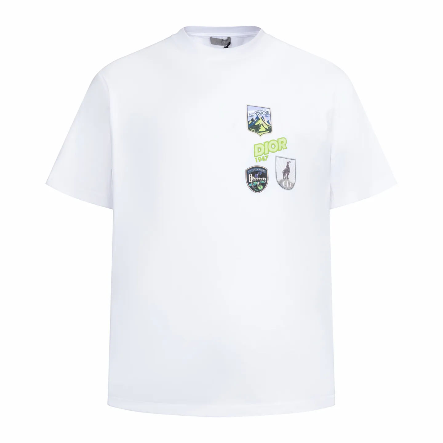 🅿️280 CD Mountain Alpine Shield Printed Short Sleeve (White) The fabric is made of 24S 185g special woven compact cotton fabric, and the rib is made of 32S 300g double yarn rib. This Mountain T-shirt is a new product of the 2026 spring men's wear series. It is decorated with multi-color patches to show the mountain spirit and the classic logo of high-end style inspired by archives. Crafted from white cotton jersey, it features a crew neck for a refined look. The fabric is made of 24S special-spun compact cotton as a plain knitted base. The high-count compact spinning process ensures that the fabric has an extremely delicate skin feel and excellent anti-pilling durability. The neckline is equipped with 32S 1x1 high-density ribbing, which provides long-lasting rebound with its tight structure and protects the collar shape. The decorative multi-color embroidery patch adopts appliqué technique. Three-dimensional lines and fluorescent details are first embroidered with high-density stitches on independent fabrics, and then accurately covered on the chest, forming a strong visual hierarchy and tactile contrast. The alpine element pattern uses digital white ink direct injection technology, with saturated colors and sharp edges, which together with the embroidery patch create a rich texture. Size:XS-S-M-L