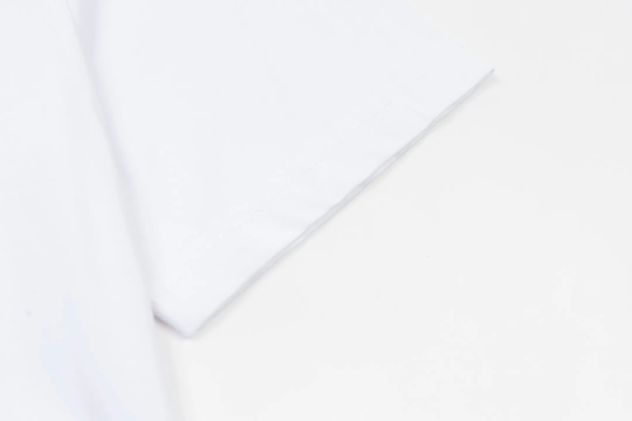 🅿️280 CD Mountain Alpine Shield Printed Short Sleeve (White) The fabric is made of 24S 185g special woven compact cotton fabric, and the rib is made of 32S 300g double yarn rib. This Mountain T-shirt is a new product of the 2026 spring men's wear series. It is decorated with multi-color patches to show the mountain spirit and the classic logo of high-end style inspired by archives. Crafted from white cotton jersey, it features a crew neck for a refined look. The fabric is made of 24S special-spun compact cotton as a plain knitted base. The high-count compact spinning process ensures that the fabric has an extremely delicate skin feel and excellent anti-pilling durability. The neckline is equipped with 32S 1x1 high-density ribbing, which provides long-lasting rebound with its tight structure and protects the collar shape. The decorative multi-color embroidery patch adopts appliqué technique. Three-dimensional lines and fluorescent details are first embroidered with high-density stitches on independent fabrics, and then accurately covered on the chest, forming a strong visual hierarchy and tactile contrast. The alpine element pattern uses digital white ink direct injection technology, with saturated colors and sharp edges, which together with the embroidery patch create a rich texture. Size:XS-S-M-L