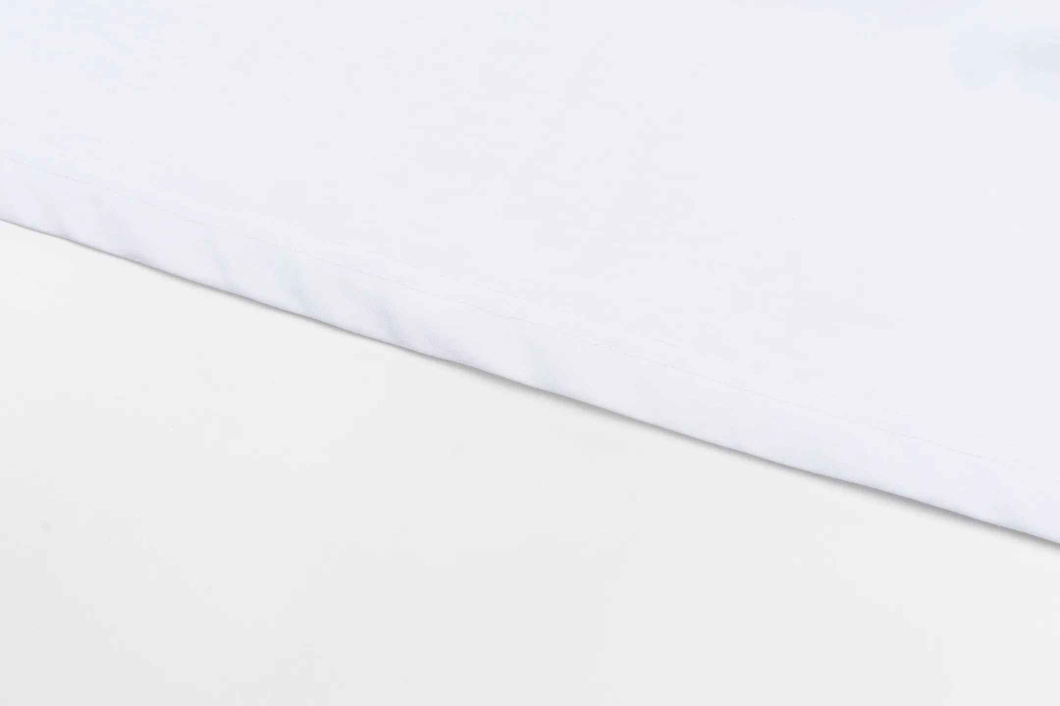 🅿️280 CD Mountain Alpine Shield Printed Short Sleeve (White) The fabric is made of 24S 185g special woven compact cotton fabric, and the rib is made of 32S 300g double yarn rib. This Mountain T-shirt is a new product of the 2026 spring men's wear series. It is decorated with multi-color patches to show the mountain spirit and the classic logo of high-end style inspired by archives. Crafted from white cotton jersey, it features a crew neck for a refined look. The fabric is made of 24S special-spun compact cotton as a plain knitted base. The high-count compact spinning process ensures that the fabric has an extremely delicate skin feel and excellent anti-pilling durability. The neckline is equipped with 32S 1x1 high-density ribbing, which provides long-lasting rebound with its tight structure and protects the collar shape. The decorative multi-color embroidery patch adopts appliqué technique. Three-dimensional lines and fluorescent details are first embroidered with high-density stitches on independent fabrics, and then accurately covered on the chest, forming a strong visual hierarchy and tactile contrast. The alpine element pattern uses digital white ink direct injection technology, with saturated colors and sharp edges, which together with the embroidery patch create a rich texture. Size:XS-S-M-L