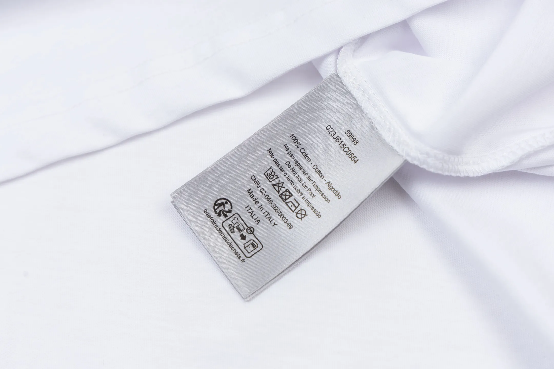 🅿️280 CD Mountain Alpine Shield Printed Short Sleeve (White) The fabric is made of 24S 185g special woven compact cotton fabric, and the rib is made of 32S 300g double yarn rib. This Mountain T-shirt is a new product of the 2026 spring men's wear series. It is decorated with multi-color patches to show the mountain spirit and the classic logo of high-end style inspired by archives. Crafted from white cotton jersey, it features a crew neck for a refined look. The fabric is made of 24S special-spun compact cotton as a plain knitted base. The high-count compact spinning process ensures that the fabric has an extremely delicate skin feel and excellent anti-pilling durability. The neckline is equipped with 32S 1x1 high-density ribbing, which provides long-lasting rebound with its tight structure and protects the collar shape. The decorative multi-color embroidery patch adopts appliqué technique. Three-dimensional lines and fluorescent details are first embroidered with high-density stitches on independent fabrics, and then accurately covered on the chest, forming a strong visual hierarchy and tactile contrast. The alpine element pattern uses digital white ink direct injection technology, with saturated colors and sharp edges, which together with the embroidery patch create a rich texture. Size:XS-S-M-L