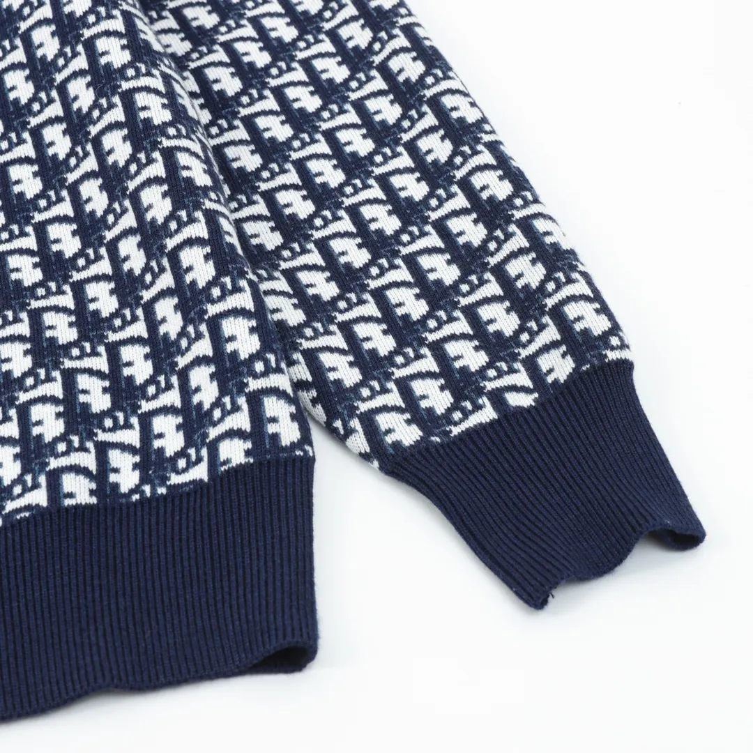 🅿️680 DIOR/Dior Oblique old flower jacquard knitted cashmere double-sided crew neck sweater A super thick sweater, with a solid color logo spliced on one side and classic presbyopia on the other. The material is imported cashmere + wool blended. It has been washed and softened to size. It feels great. The yarn color is dyed from the original version. After customizing the yarn, it is all twisted and then spliced to achieve the twist and stiffness of the original version. The fabric pieces are sewn by hand, the bags are hand-picked, and then washed with water. Agent reinforcement, 7-needle jacquard craft yarn is clear and textured, imported machine knitting pieces are very time-consuming for this garment, the stitching is artificial discs, hand-picked, the machined zipper bottom patch is a 14-needle knitted four-flat patch, the washing water uses imported washing water raw materials, the ready-to-wear has a lazy and casual feel, looks high-end, the whole dress is made of very heavy and solid materials, the blended cashmere has a very good thermal insulation effect, and three standards for customized accessories! Size：S-L