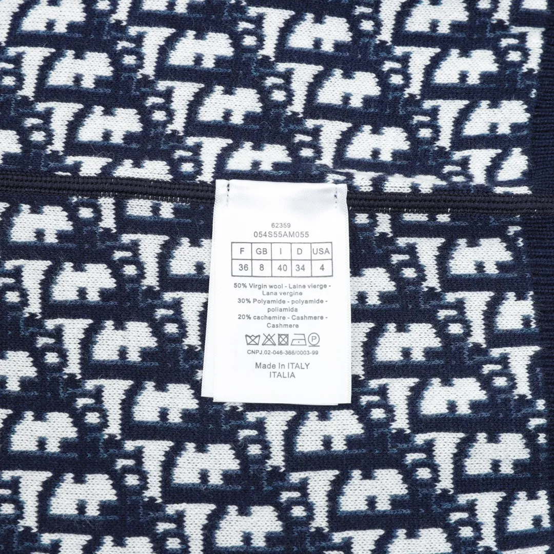 🅿️680 DIOR/Dior Oblique old flower jacquard knitted cashmere double-sided crew neck sweater A super thick sweater, with a solid color logo spliced on one side and classic presbyopia on the other. The material is imported cashmere + wool blended. It has been washed and softened to size. It feels great. The yarn color is dyed from the original version. After customizing the yarn, it is all twisted and then spliced to achieve the twist and stiffness of the original version. The fabric pieces are sewn by hand, the bags are hand-picked, and then washed with water. Agent reinforcement, 7-needle jacquard craft yarn is clear and textured, imported machine knitting pieces are very time-consuming for this garment, the stitching is artificial discs, hand-picked, the machined zipper bottom patch is a 14-needle knitted four-flat patch, the washing water uses imported washing water raw materials, the ready-to-wear has a lazy and casual feel, looks high-end, the whole dress is made of very heavy and solid materials, the blended cashmere has a very good thermal insulation effect, and three standards for customized accessories! Size：S-L