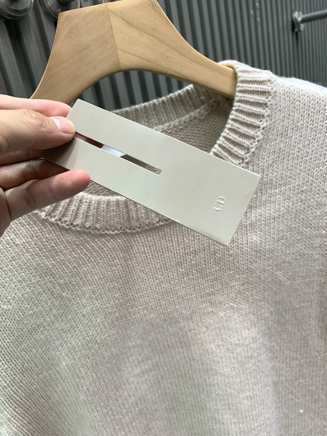 🅿️400 🀄️ DIOR CD Sheep Wool Blended Jersey Sweater This sweater is a new product in the 2024 Spring and Summer Men's Wear Series. It comes from the AND OTANIWORKSHOP joint series. The sleeves display brand embroidery. The sleeves are embroidered with snake pattern design. Carefully made with wool blended jersey fabric. Round neck design. Presents a fashionable burnt effect style. Can be matched with all kinds of casual clothing to create a classic look. The patch pattern is a combination of stitch embroidery and needle embroidery. The theme pattern uses needle embroidery, using finer wool. The pattern is formed by inserting stitches, which has a unique texture and artistic effect. The cuff wool embroidery thread is inserted into the needle embroidery process. The needles are interwoven with needles of different lengths to achieve an uneven effect. The embroidery surface is specially treated, and wool is used to embroider the embroidery. Its fineness makes the silk thread smooth and smooth. Then the flat embroidery stitch is used to finish the overall embroidery pattern. The body is designed with irregular holes. It has a casual and uninhibited design and feels fluffy. It has high resilience and is not restrictive. When washing, the focus is on creating the velvety texture of cashmere itself. It is soft to the touch, not sticky, and does not stick to the body.