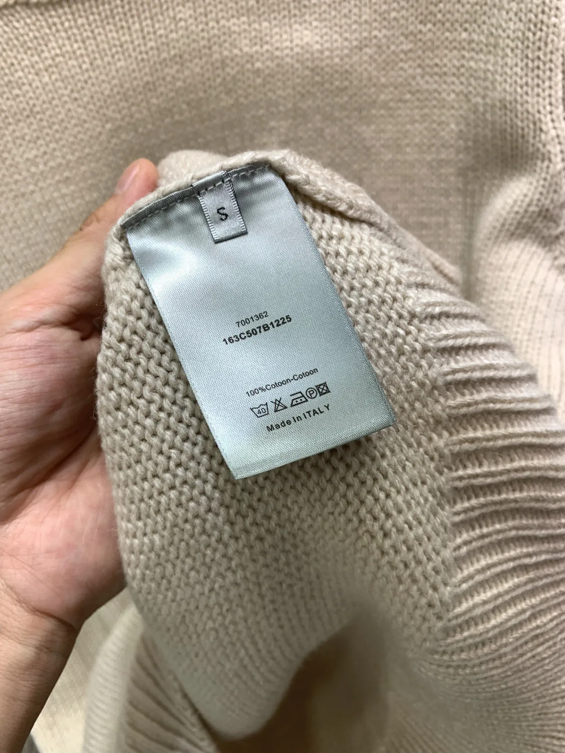 🅿️400 🀄️ DIOR CD Sheep Wool Blended Jersey Sweater This sweater is a new product in the 2024 Spring and Summer Men's Wear Series. It comes from the AND OTANIWORKSHOP joint series. The sleeves display brand embroidery. The sleeves are embroidered with snake pattern design. Carefully made with wool blended jersey fabric. Round neck design. Presents a fashionable burnt effect style. Can be matched with all kinds of casual clothing to create a classic look. The patch pattern is a combination of stitch embroidery and needle embroidery. The theme pattern uses needle embroidery, using finer wool. The pattern is formed by inserting stitches, which has a unique texture and artistic effect. The cuff wool embroidery thread is inserted into the needle embroidery process. The needles are interwoven with needles of different lengths to achieve an uneven effect. The embroidery surface is specially treated, and wool is used to embroider the embroidery. Its fineness makes the silk thread smooth and smooth. Then the flat embroidery stitch is used to finish the overall embroidery pattern. The body is designed with irregular holes. It has a casual and uninhibited design and feels fluffy. It has high resilience and is not restrictive. When washing, the focus is on creating the velvety texture of cashmere itself. It is soft to the touch, not sticky, and does not stick to the body.