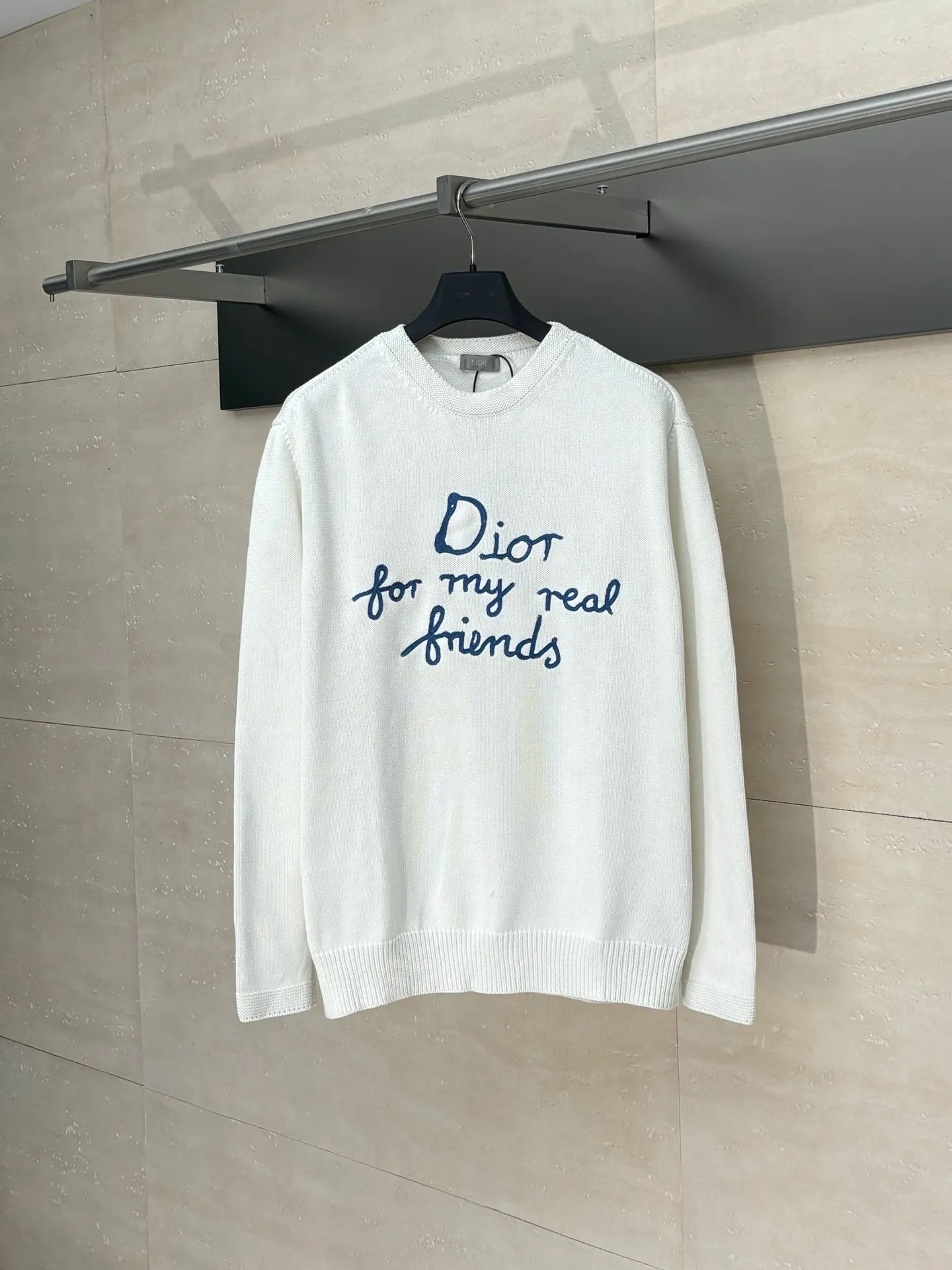 🅿️460 Dio*/Dior 25Fw new friend embroidered knitted sweater. The original version was purchased and developed for 13,500. The fabric is made of 16-count single yarn fabric. This fabric is woven from blended cotton yarn. When paired with a 7-needle machine, the effect is more three-dimensional. The embroidery uses 3D three-dimensional cotton thread embroidery. The embroidery technology is high-density and the number of stitches is sufficient to prevent linting, and the upper body effect is more high-end. This sweater displays the Dior For My Real Friends logo from the DIOR AND HYLTON NEL collaboration. Crafted from blue cotton-blend jersey, it has a regular fit with ribbed details and embroidery on the chest for added style.  Size：S/M/L