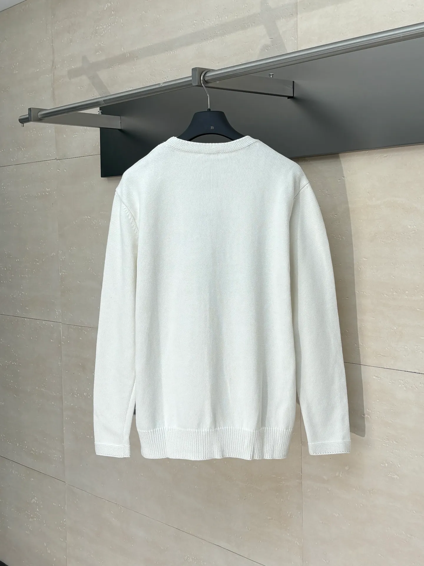 🅿️460 Dio*/Dior 25Fw new friend embroidered knitted sweater. The original version was purchased and developed for 13,500. The fabric is made of 16-count single yarn fabric. This fabric is woven from blended cotton yarn. When paired with a 7-needle machine, the effect is more three-dimensional. The embroidery uses 3D three-dimensional cotton thread embroidery. The embroidery technology is high-density and the number of stitches is sufficient to prevent linting, and the upper body effect is more high-end. This sweater displays the Dior For My Real Friends logo from the DIOR AND HYLTON NEL collaboration. Crafted from blue cotton-blend jersey, it has a regular fit with ribbed details and embroidery on the chest for added style.  Size：S/M/L