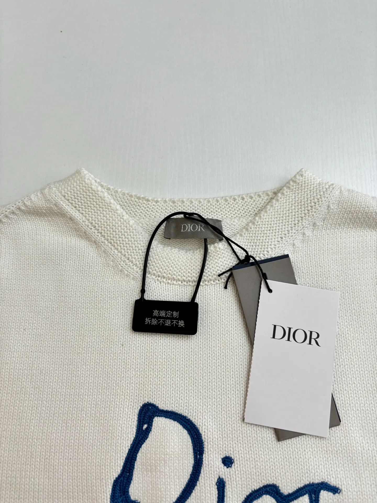 🅿️460 Dio*/Dior 25Fw new friend embroidered knitted sweater. The original version was purchased and developed for 13,500. The fabric is made of 16-count single yarn fabric. This fabric is woven from blended cotton yarn. When paired with a 7-needle machine, the effect is more three-dimensional. The embroidery uses 3D three-dimensional cotton thread embroidery. The embroidery technology is high-density and the number of stitches is sufficient to prevent linting, and the upper body effect is more high-end. This sweater displays the Dior For My Real Friends logo from the DIOR AND HYLTON NEL collaboration. Crafted from blue cotton-blend jersey, it has a regular fit with ribbed details and embroidery on the chest for added style.  Size：S/M/L