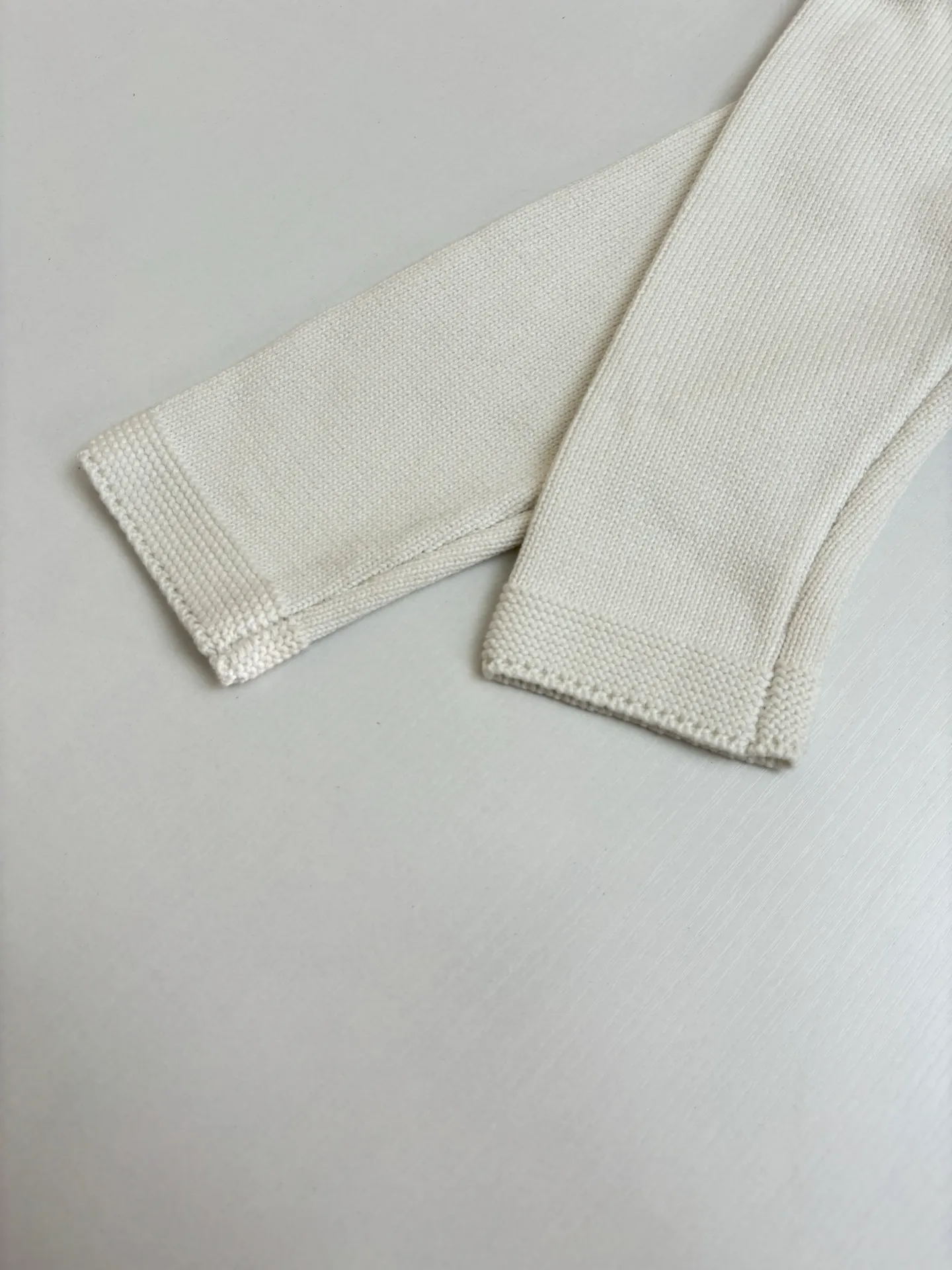 🅿️460 Dio*/Dior 25Fw new friend embroidered knitted sweater. The original version was purchased and developed for 13,500. The fabric is made of 16-count single yarn fabric. This fabric is woven from blended cotton yarn. When paired with a 7-needle machine, the effect is more three-dimensional. The embroidery uses 3D three-dimensional cotton thread embroidery. The embroidery technology is high-density and the number of stitches is sufficient to prevent linting, and the upper body effect is more high-end. This sweater displays the Dior For My Real Friends logo from the DIOR AND HYLTON NEL collaboration. Crafted from blue cotton-blend jersey, it has a regular fit with ribbed details and embroidery on the chest for added style.  Size：S/M/L
