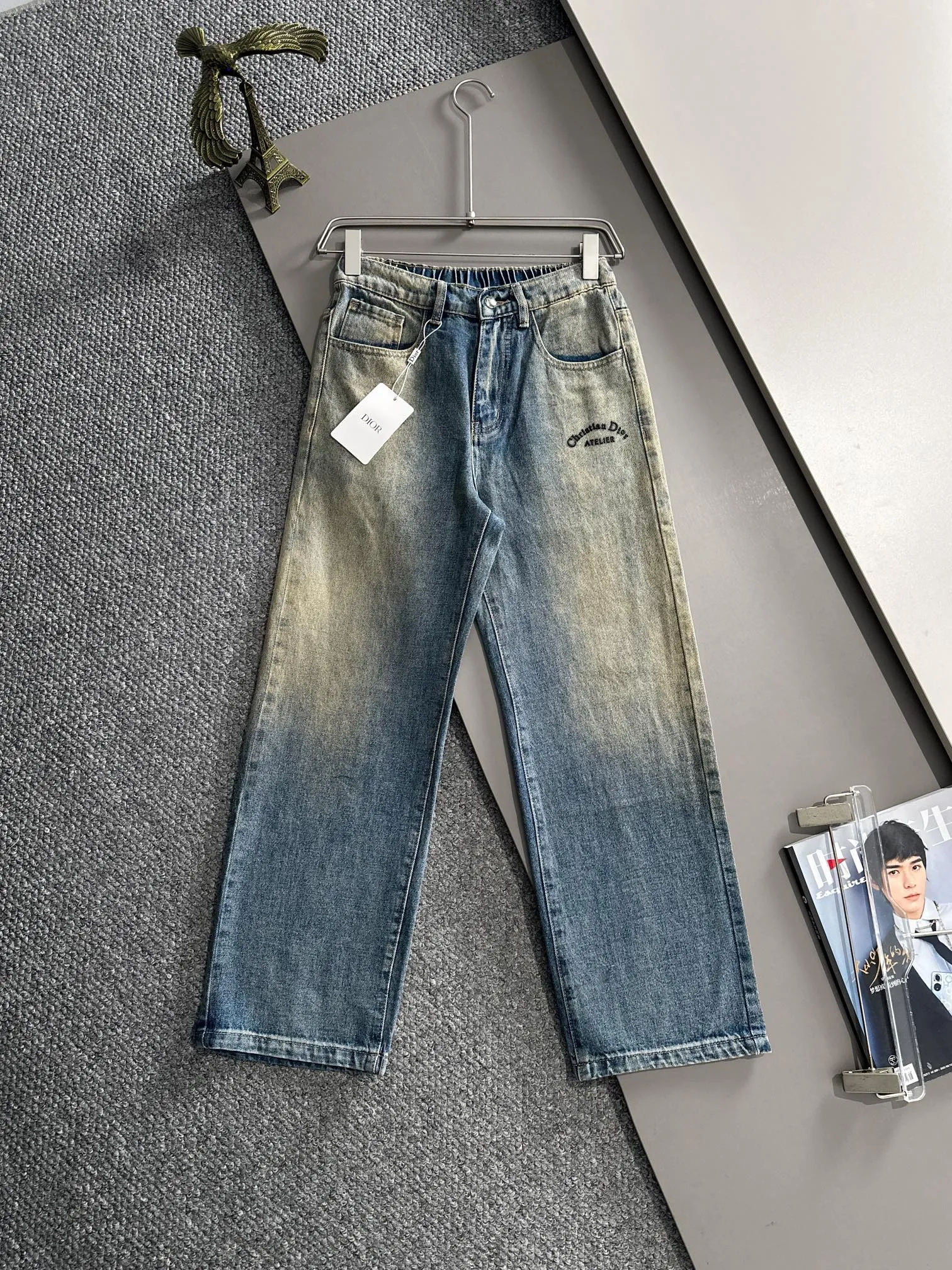 🅿️400 Dior 2025 Four Seasons Loose Jeans Straight Trousers, the trend in the trend! Many fashion bloggers control the upper body. The water is woven from imported Japanese Denim plain cotton denim fabric. It has three standards, is soft, delicate, comfortable and breathable. The color has a modern and fashionable vicissitudes. The upper body is versatile and fashionable! Light luxury, a must-have item for daily commuting! Size: S-3XL (please state your height and weight when placing an order)