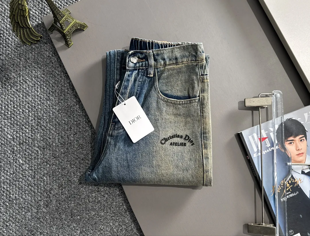 🅿️400 Dior 2025 Four Seasons Loose Jeans Straight Trousers, the trend in the trend! Many fashion bloggers control the upper body. The water is woven from imported Japanese Denim plain cotton denim fabric. It has three standards, is soft, delicate, comfortable and breathable. The color has a modern and fashionable vicissitudes. The upper body is versatile and fashionable! Light luxury, a must-have item for daily commuting! Size: S-3XL (please state your height and weight when placing an order)