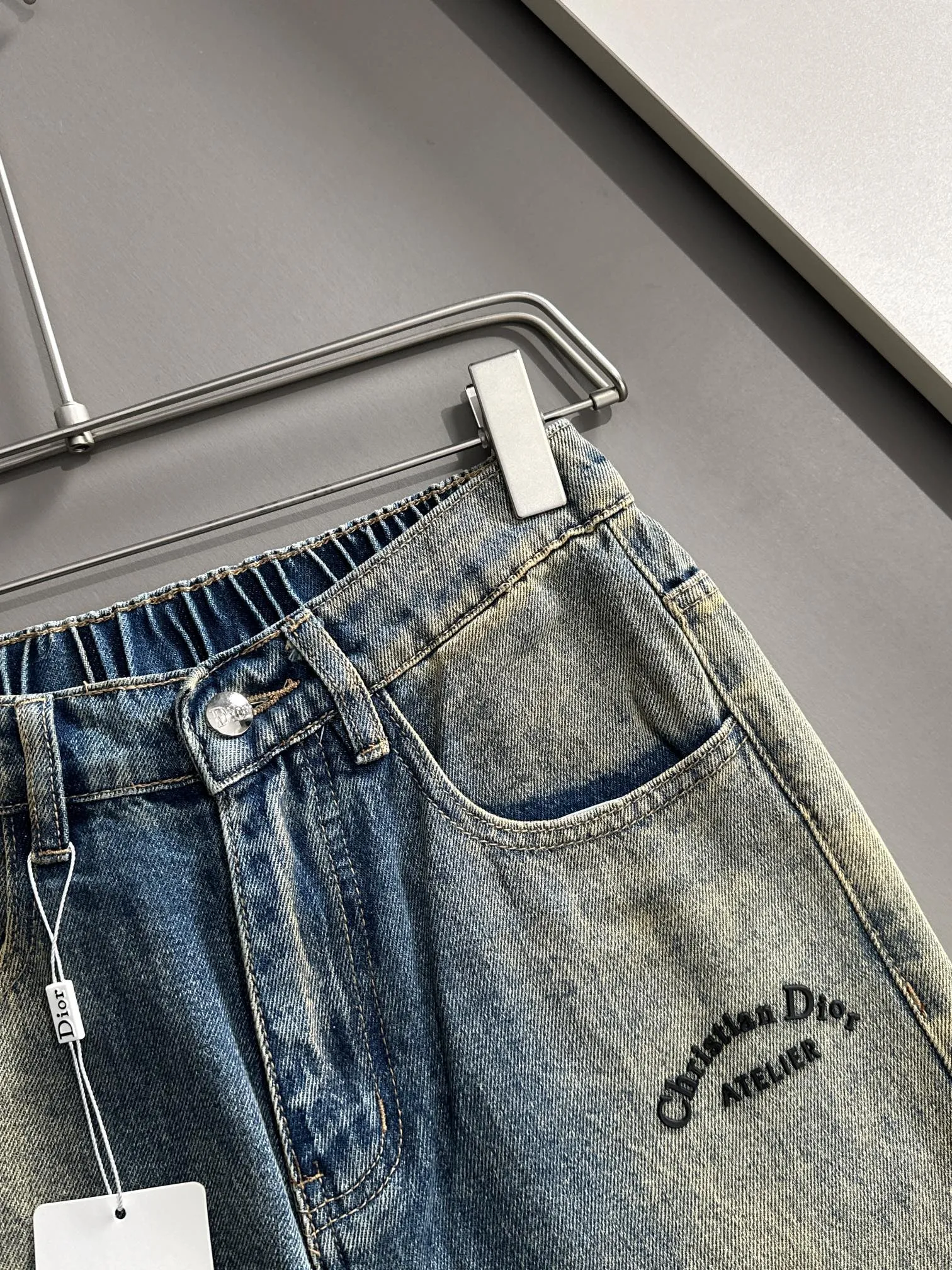 🅿️400 Dior 2025 Four Seasons Loose Jeans Straight Trousers, the trend in the trend! Many fashion bloggers control the upper body. The water is woven from imported Japanese Denim plain cotton denim fabric. It has three standards, is soft, delicate, comfortable and breathable. The color has a modern and fashionable vicissitudes. The upper body is versatile and fashionable! Light luxury, a must-have item for daily commuting! Size: S-3XL (please state your height and weight when placing an order)