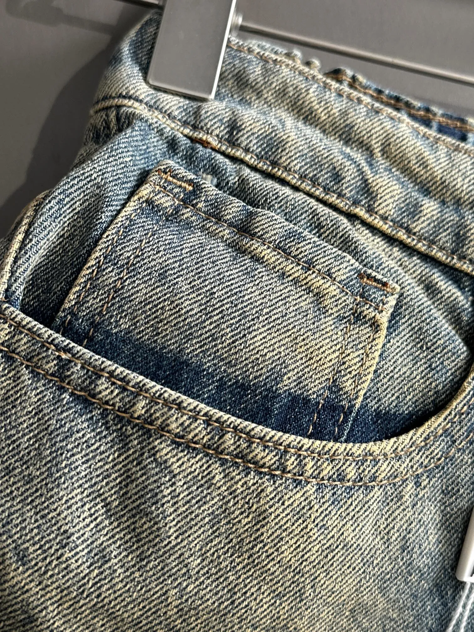 🅿️400 Dior 2025 Four Seasons Loose Jeans Straight Trousers, the trend in the trend! Many fashion bloggers control the upper body. The water is woven from imported Japanese Denim plain cotton denim fabric. It has three standards, is soft, delicate, comfortable and breathable. The color has a modern and fashionable vicissitudes. The upper body is versatile and fashionable! Light luxury, a must-have item for daily commuting! Size: S-3XL (please state your height and weight when placing an order)