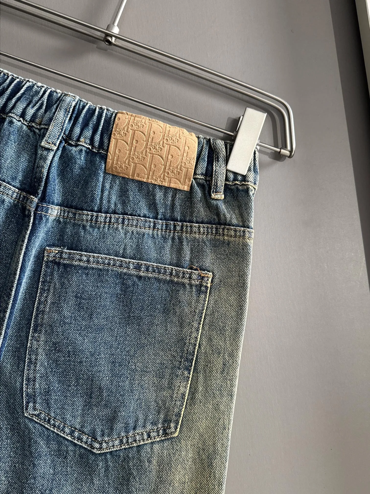 🅿️400 Dior 2025 Four Seasons Loose Jeans Straight Trousers, the trend in the trend! Many fashion bloggers control the upper body. The water is woven from imported Japanese Denim plain cotton denim fabric. It has three standards, is soft, delicate, comfortable and breathable. The color has a modern and fashionable vicissitudes. The upper body is versatile and fashionable! Light luxury, a must-have item for daily commuting! Size: S-3XL (please state your height and weight when placing an order)