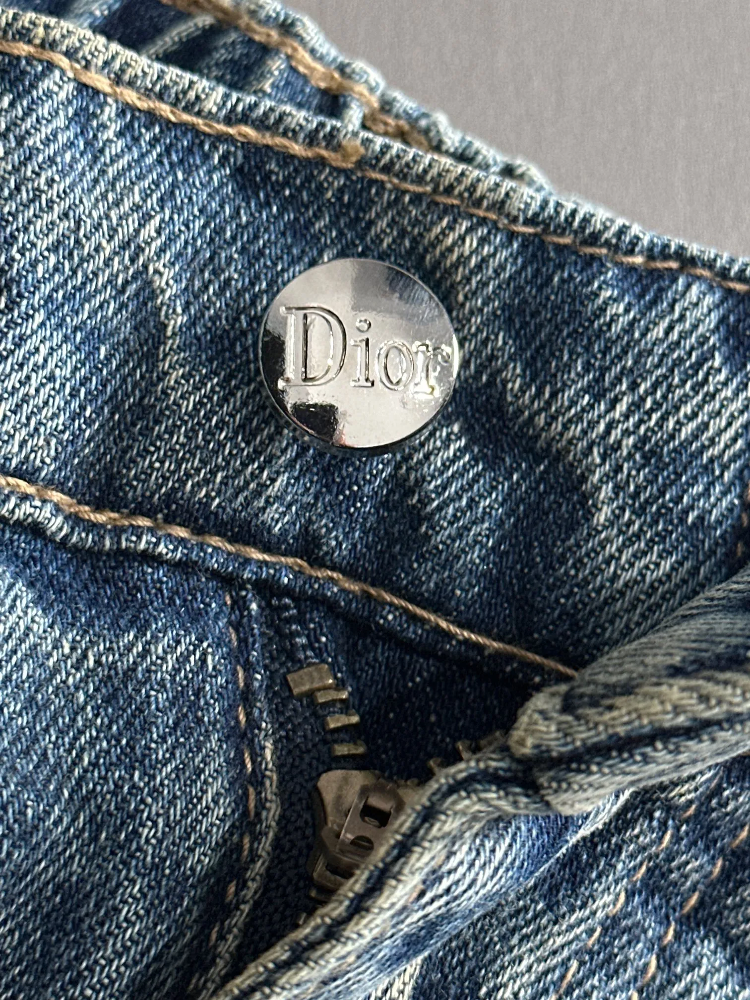 🅿️400 Dior 2025 Four Seasons Loose Jeans Straight Trousers, the trend in the trend! Many fashion bloggers control the upper body. The water is woven from imported Japanese Denim plain cotton denim fabric. It has three standards, is soft, delicate, comfortable and breathable. The color has a modern and fashionable vicissitudes. The upper body is versatile and fashionable! Light luxury, a must-have item for daily commuting! Size: S-3XL (please state your height and weight when placing an order)
