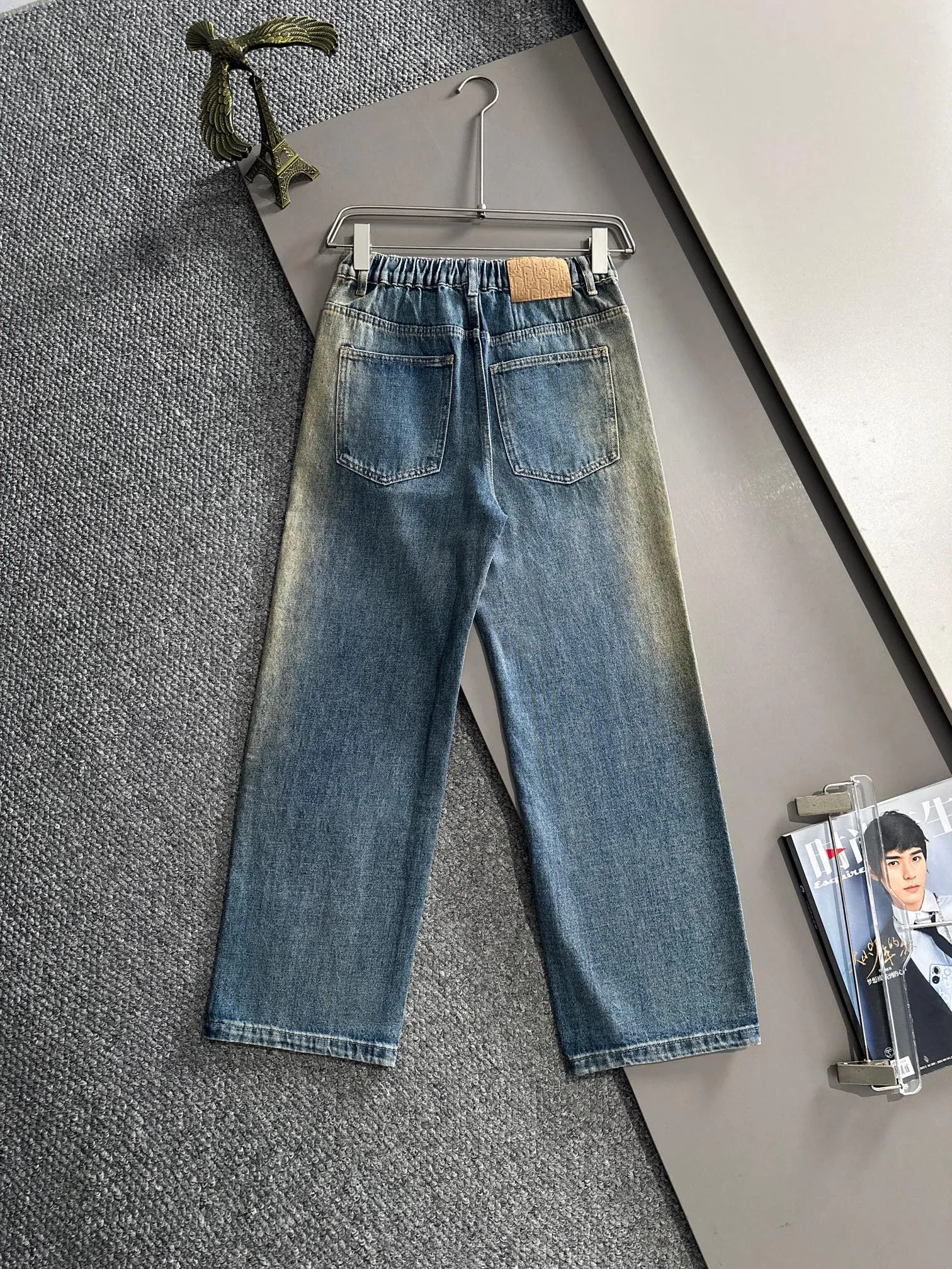 🅿️400 Dior 2025 Four Seasons Loose Jeans Straight Trousers, the trend in the trend! Many fashion bloggers control the upper body. The water is woven from imported Japanese Denim plain cotton denim fabric. It has three standards, is soft, delicate, comfortable and breathable. The color has a modern and fashionable vicissitudes. The upper body is versatile and fashionable! Light luxury, a must-have item for daily commuting! Size: S-3XL (please state your height and weight when placing an order)
