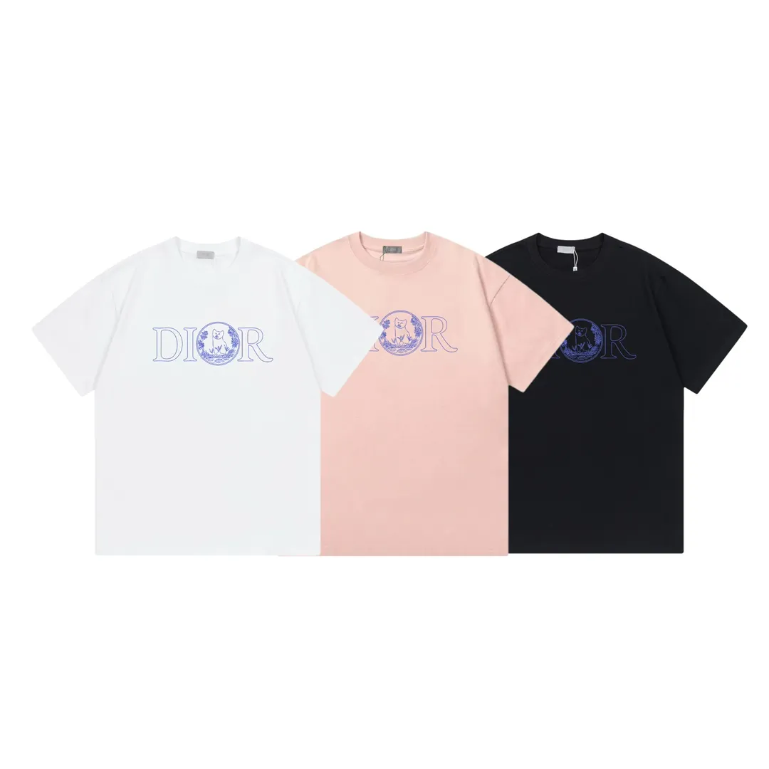 🅿️170 (arrives the next day) DIOR Dior 2025 new line cat letter logo, same style for men and women, short-sleeved T-shirt ·Customized 300g 100% double yarn pure cotton fabric ·Design dyed 32 double-strand threads ·Collar label, hangtag, main mark and three labels complete Color: pink Size: XS S M L
