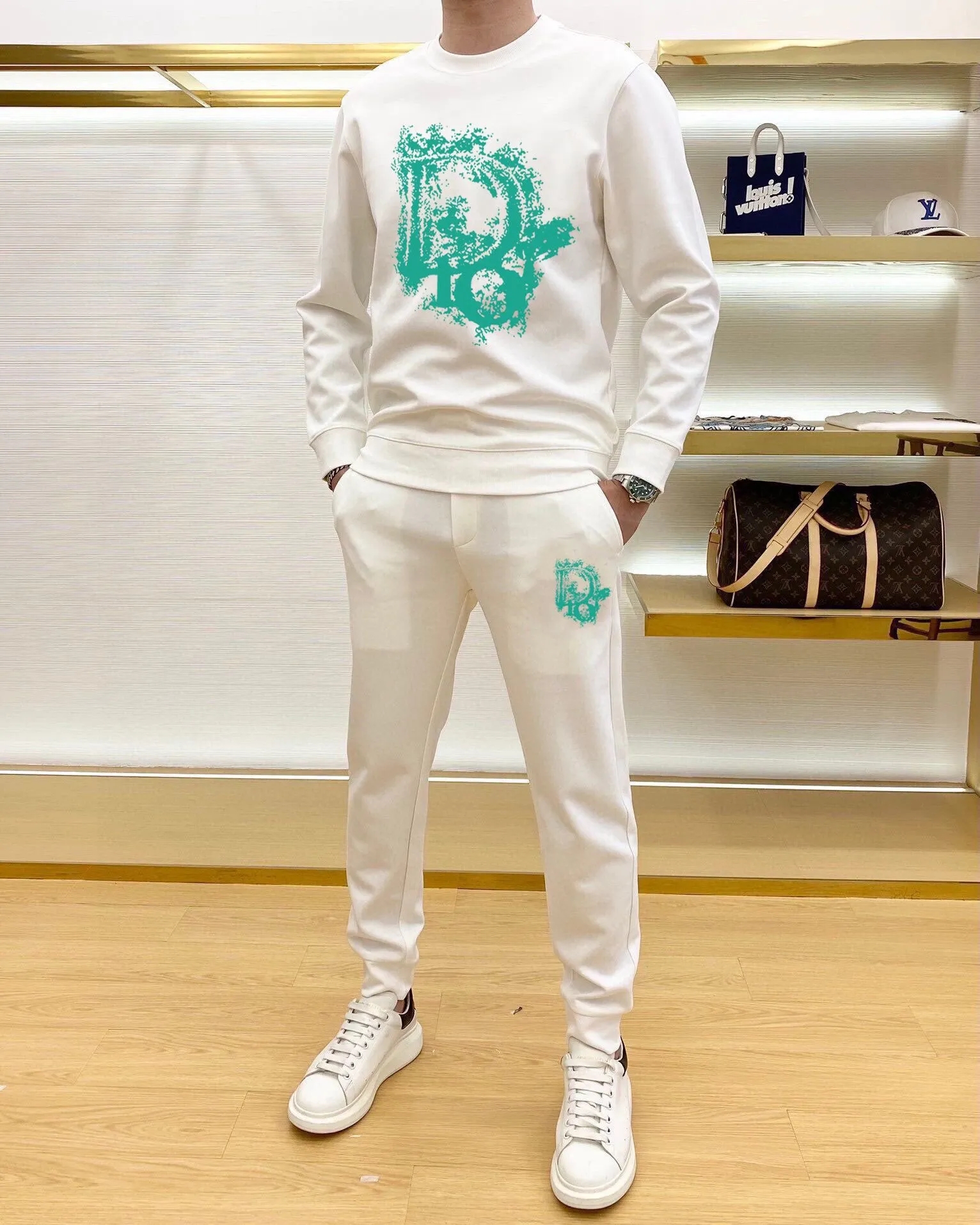 🅿️380 direct batch [DIOR Dior] (Fat Man Gospel) hot-selling suit is coming. Focus on the original version of the official website. 2025 new hot-selling sweatshirt suit. The original order is the best. 🇭🇰The meticulous work of top designers. Just for a fitting and perfect upper body effect. All-natural high-quality Roman cotton 100%, close-fitting comfort, noble and elegant! Original hardware embodies elegance and nobility! Counter size: M-5XL (maximum wear up to 220 pounds)