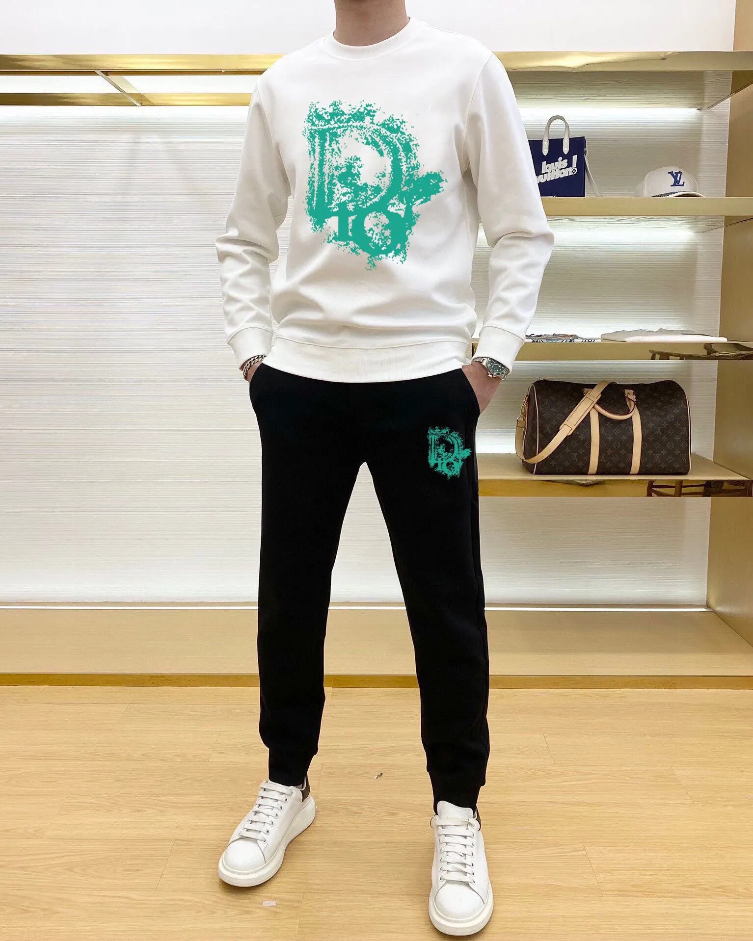 🅿️380 direct batch [DIOR Dior] (Fat Man Gospel) hot-selling suit is coming. Focus on the original version of the official website. 2025 new hot-selling sweatshirt suit. The original order is the best. 🇭🇰The meticulous work of top designers. Just for a fitting and perfect upper body effect. All-natural high-quality Roman cotton 100%, close-fitting comfort, noble and elegant! Original hardware embodies elegance and nobility! Counter size: M-5XL (maximum wear up to 220 pounds)