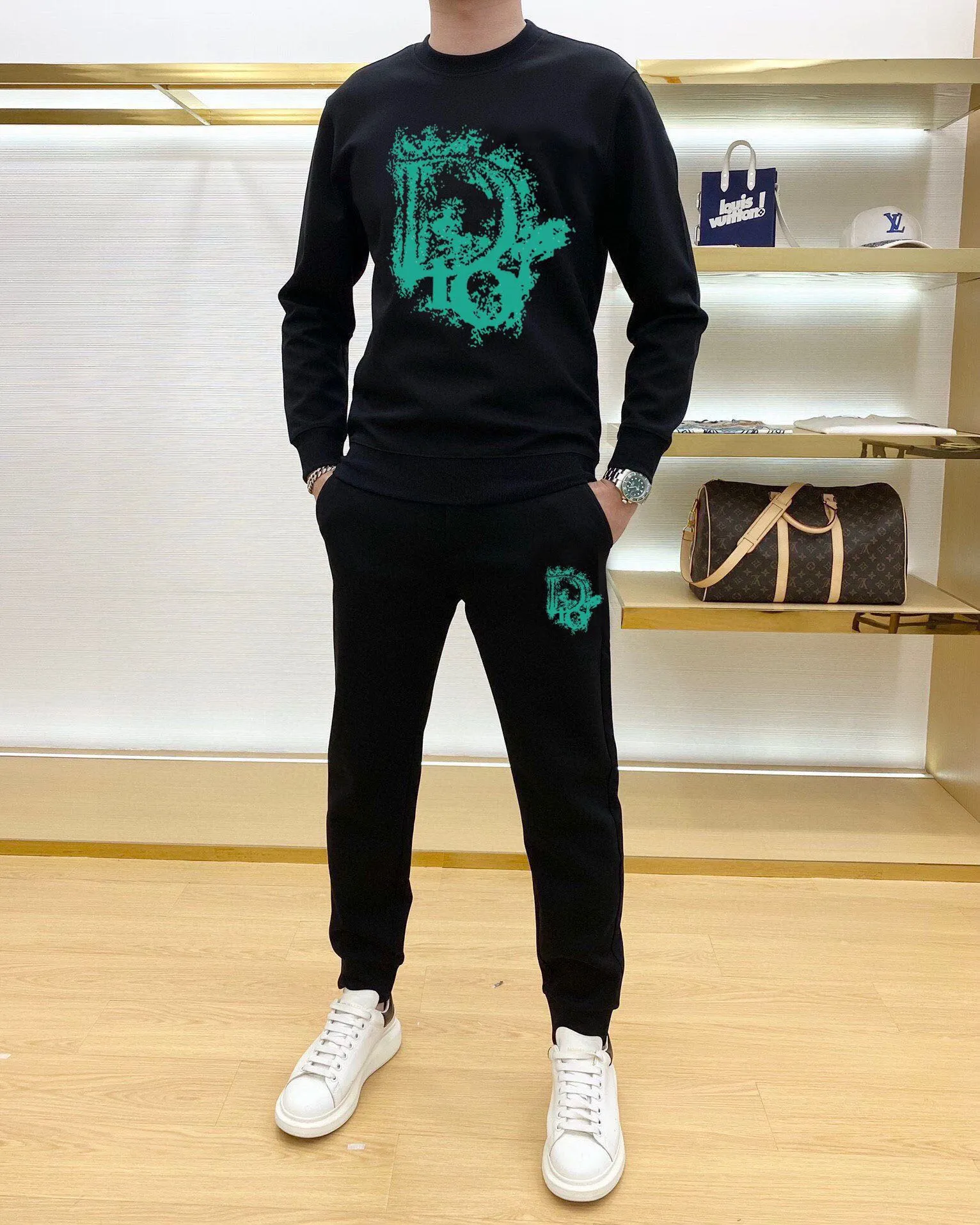 🅿️380 direct batch [DIOR Dior] (Fat Man Gospel) hot-selling suit is coming. Focus on the original version of the official website. 2025 new hot-selling sweatshirt suit. The original order is the best. 🇭🇰The meticulous work of top designers. Just for a fitting and perfect upper body effect. All-natural high-quality Roman cotton 100%, close-fitting comfort, noble and elegant! Original hardware embodies elegance and nobility! Counter size: M-5XL (maximum wear up to 220 pounds)