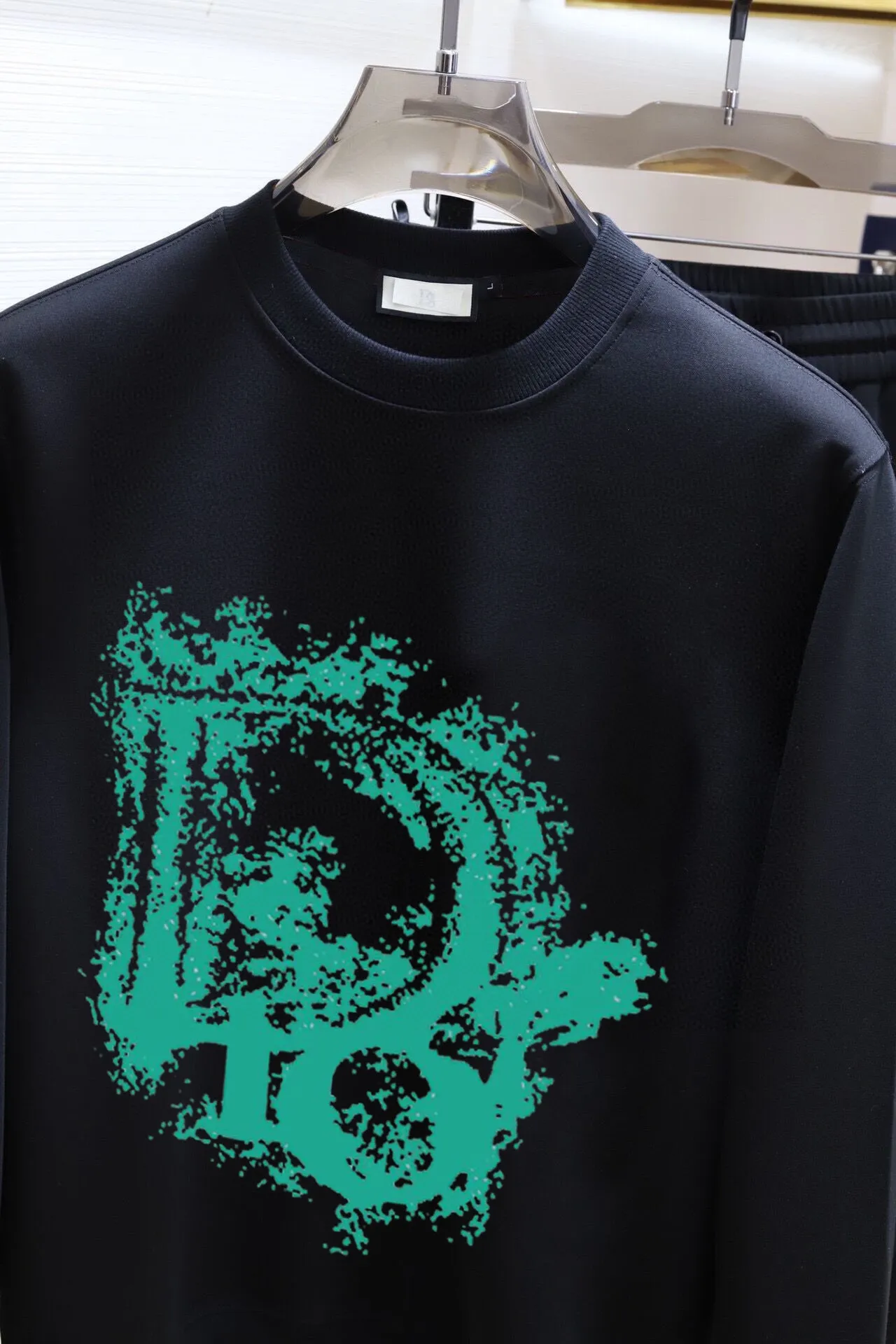 🅿️380 direct batch [DIOR Dior] (Fat Man Gospel) hot-selling suit is coming. Focus on the original version of the official website. 2025 new hot-selling sweatshirt suit. The original order is the best. 🇭🇰The meticulous work of top designers. Just for a fitting and perfect upper body effect. All-natural high-quality Roman cotton 100%, close-fitting comfort, noble and elegant! Original hardware embodies elegance and nobility! Counter size: M-5XL (maximum wear up to 220 pounds)