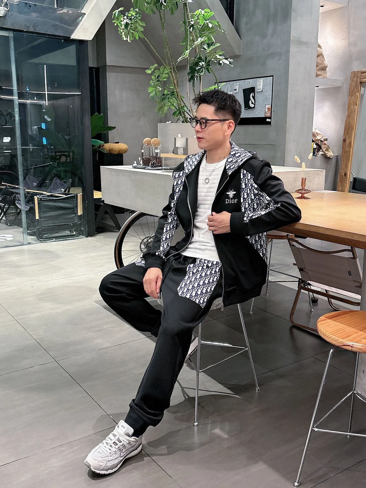 [DIOR Dior] Hot-selling suit is coming. Focus on the original version of the official website. 2025 new hot-selling cardigan and sweatshirt suit. The original order is the best. It is the meticulous work of top designers. It has a fitting and perfect upper body effect. All-natural high-quality Tencel Roman cotton 100%, close-fitting comfort, noble and elegant! Original hardware embodies elegance and nobility! Counter size: M-3XL (maximum wear up to 190 pounds)