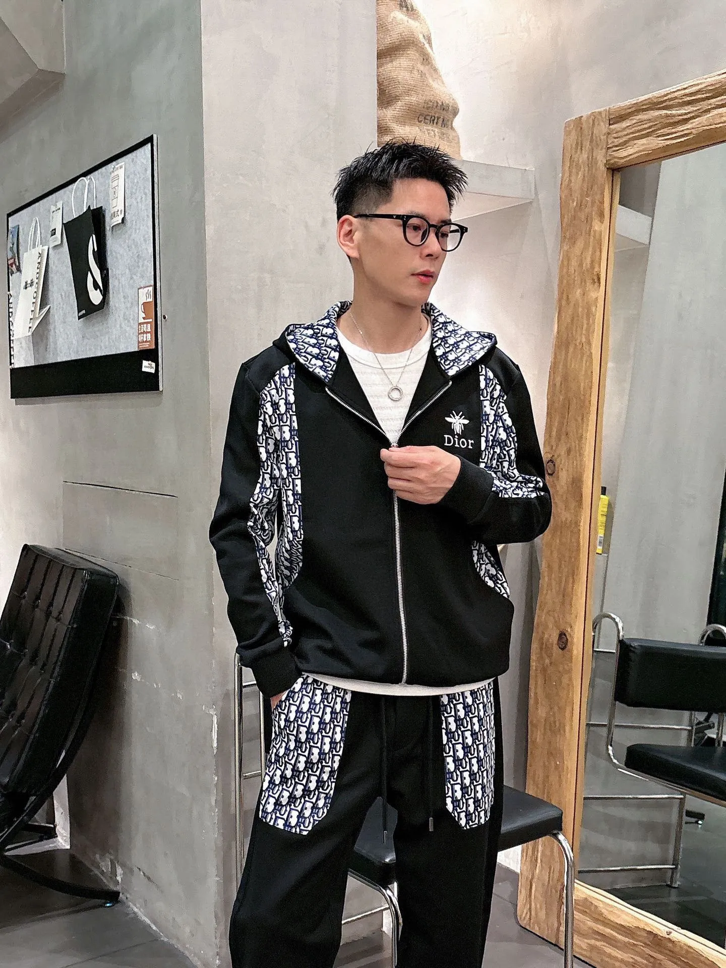[DIOR Dior] Hot-selling suit is coming. Focus on the original version of the official website. 2025 new hot-selling cardigan and sweatshirt suit. The original order is the best. It is the meticulous work of top designers. It has a fitting and perfect upper body effect. All-natural high-quality Tencel Roman cotton 100%, close-fitting comfort, noble and elegant! Original hardware embodies elegance and nobility! Counter size: M-3XL (maximum wear up to 190 pounds)