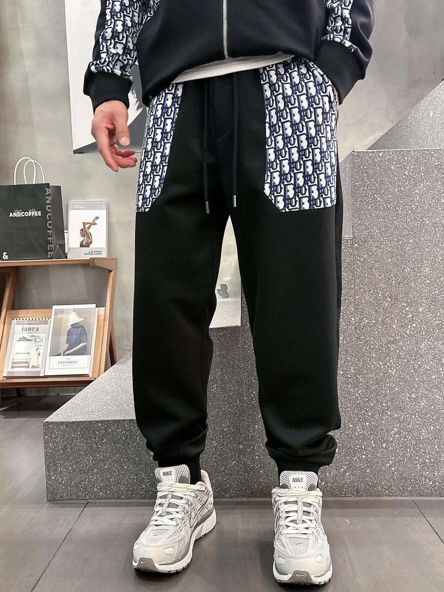 [DIOR Dior] Hot-selling suit is coming. Focus on the original version of the official website. 2025 new hot-selling cardigan and sweatshirt suit. The original order is the best. It is the meticulous work of top designers. It has a fitting and perfect upper body effect. All-natural high-quality Tencel Roman cotton 100%, close-fitting comfort, noble and elegant! Original hardware embodies elegance and nobility! Counter size: M-3XL (maximum wear up to 190 pounds)