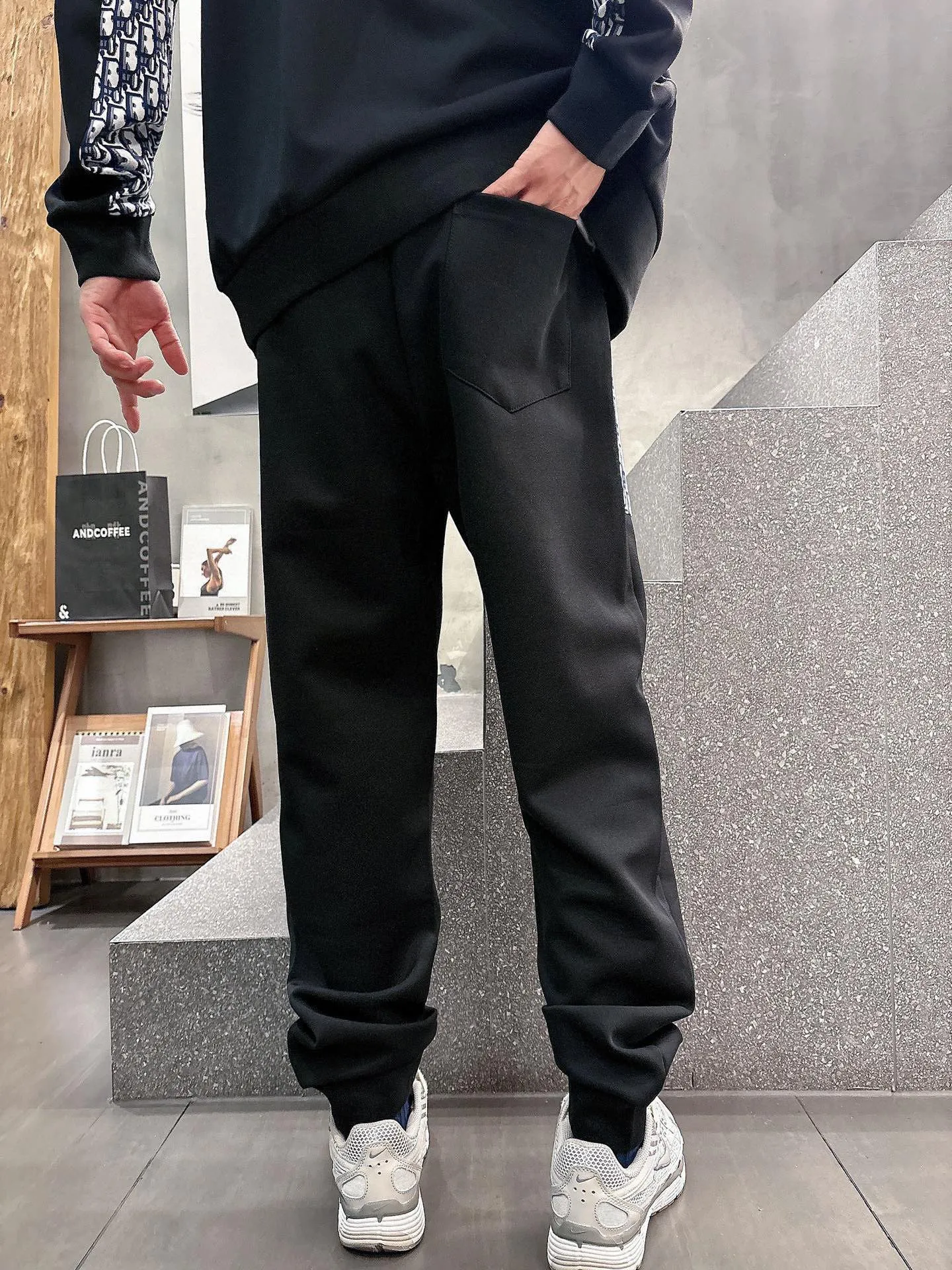[DIOR Dior] Hot-selling suit is coming. Focus on the original version of the official website. 2025 new hot-selling cardigan and sweatshirt suit. The original order is the best. It is the meticulous work of top designers. It has a fitting and perfect upper body effect. All-natural high-quality Tencel Roman cotton 100%, close-fitting comfort, noble and elegant! Original hardware embodies elegance and nobility! Counter size: M-3XL (maximum wear up to 190 pounds)